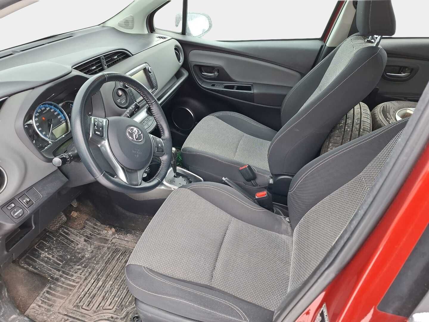 Toyota Yaris 2015 1,5 Hybrid Active 5ov *Navi / Peruutuskamera!* - Hyvin pidetty Suomiauto / Hyvä huoltohistoria / Kattavasti varusteltu!