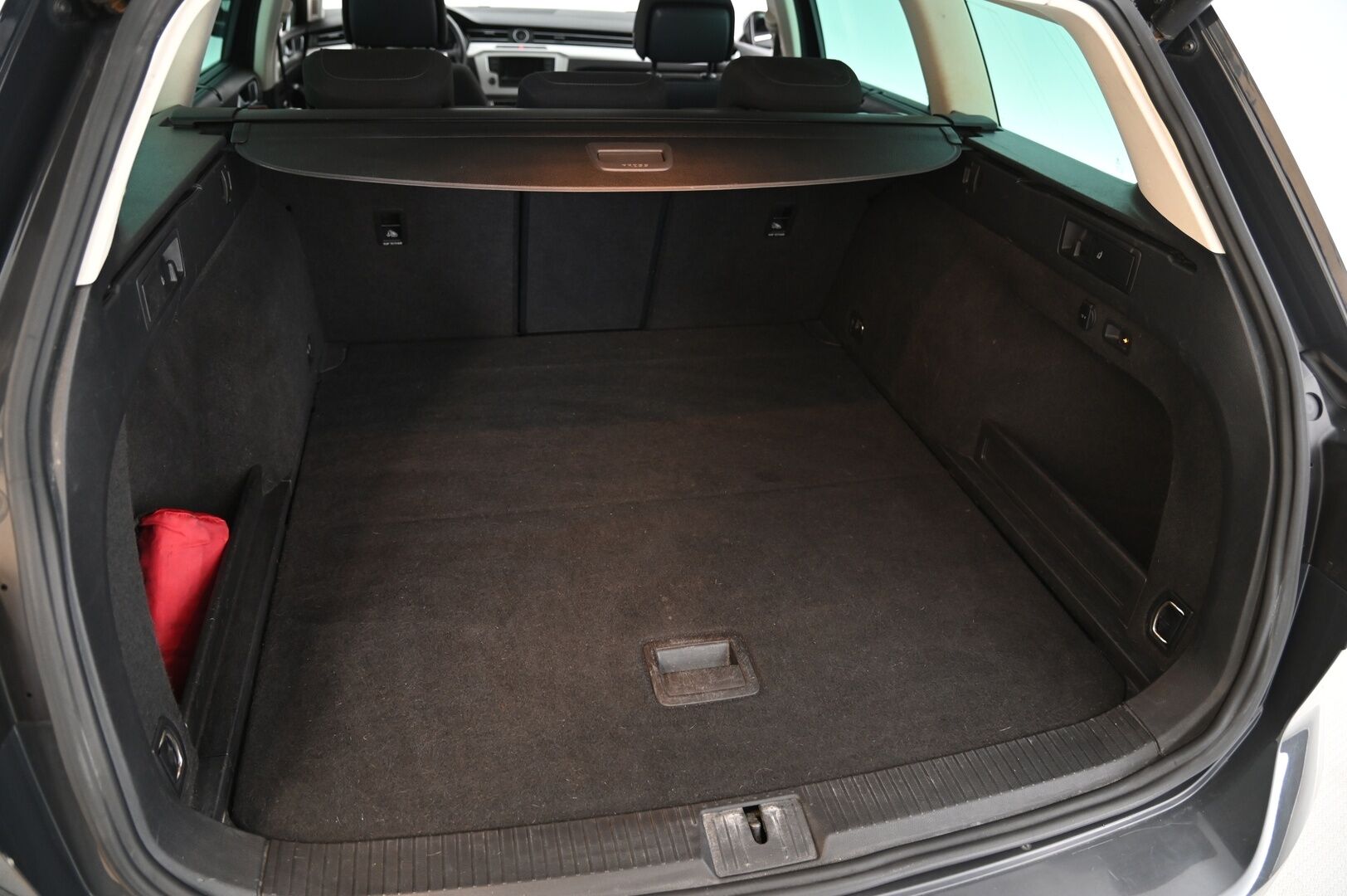 Volkswagen Passat 2015 Variant Comfortline 2,0 TDI 140 kW 4Motion *Sähkö kontti / Vetokoukku / Sportti penkit / Keyless / Tutkat* - Suomi-auto / Kahdet renkaat / Juuri katsastettu / Hyvät huollot - HULLUT AVAJAISHULINAT KORKOTARJOUS 3,29 %