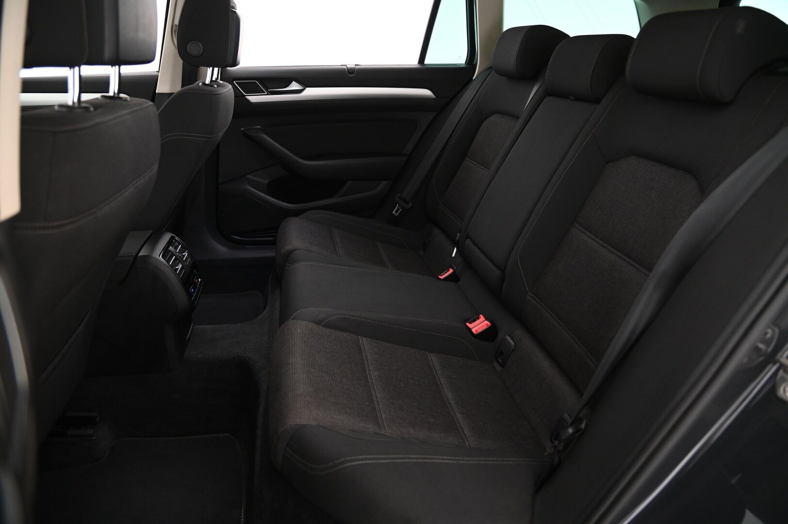 Volkswagen Passat 2015 Variant Comfortline 2,0 TDI 140 kW 4Motion *Sähkö kontti / Vetokoukku / Sportti penkit / Keyless / Tutkat* - Suomi-auto / Kahdet renkaat / Juuri katsastettu / Hyvät huollot - HULLUT AVAJAISHULINAT KORKOTARJOUS 3,29 %