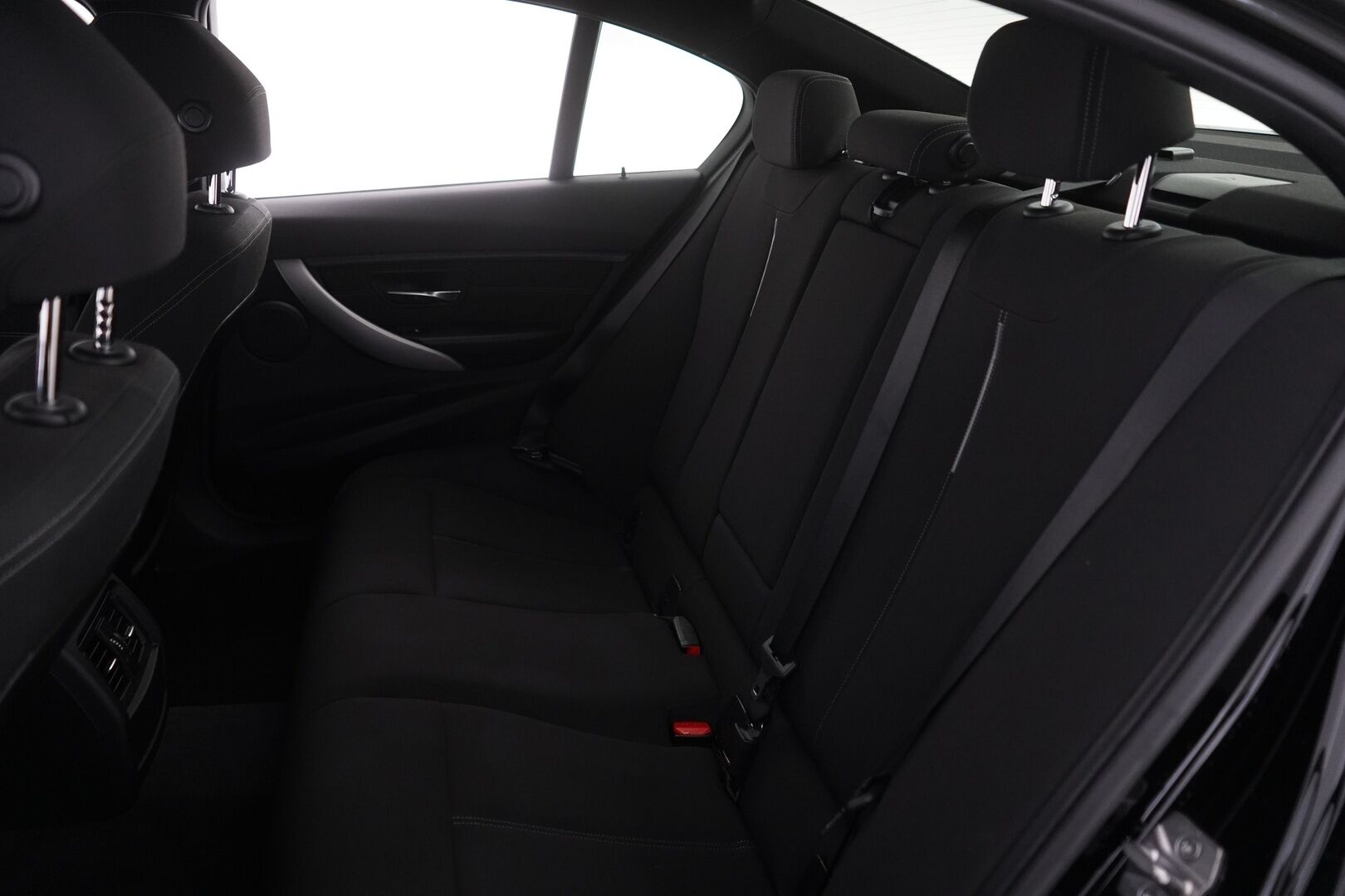 BMW 320 2015 F30 Sedan 320i TwinPower Turbo A xSport Edition * Vakkari / Lohko / Tutkat / Sporttipenkit / Bluetooth * - Suomi-auto / Kahdet OEM vanteet / Viimeisin huolto 7 / 25 / Neliveto
