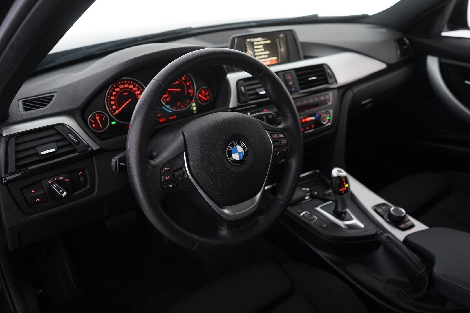BMW 320 2015 F30 Sedan 320i TwinPower Turbo A xSport Edition * Vakkari / Lohko / Tutkat / Sporttipenkit / Bluetooth * - Suomi-auto / Kahdet OEM vanteet / Viimeisin huolto 7 / 25 / Neliveto