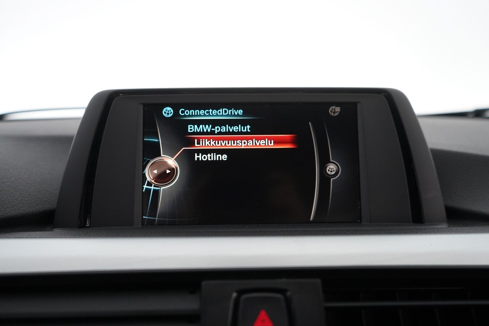 BMW 320 2015 F30 Sedan 320i TwinPower Turbo A xSport Edition * Vakkari / Lohko / Tutkat / Sporttipenkit / Bluetooth * - Suomi-auto / Kahdet OEM vanteet / Viimeisin huolto 7 / 25 / Neliveto