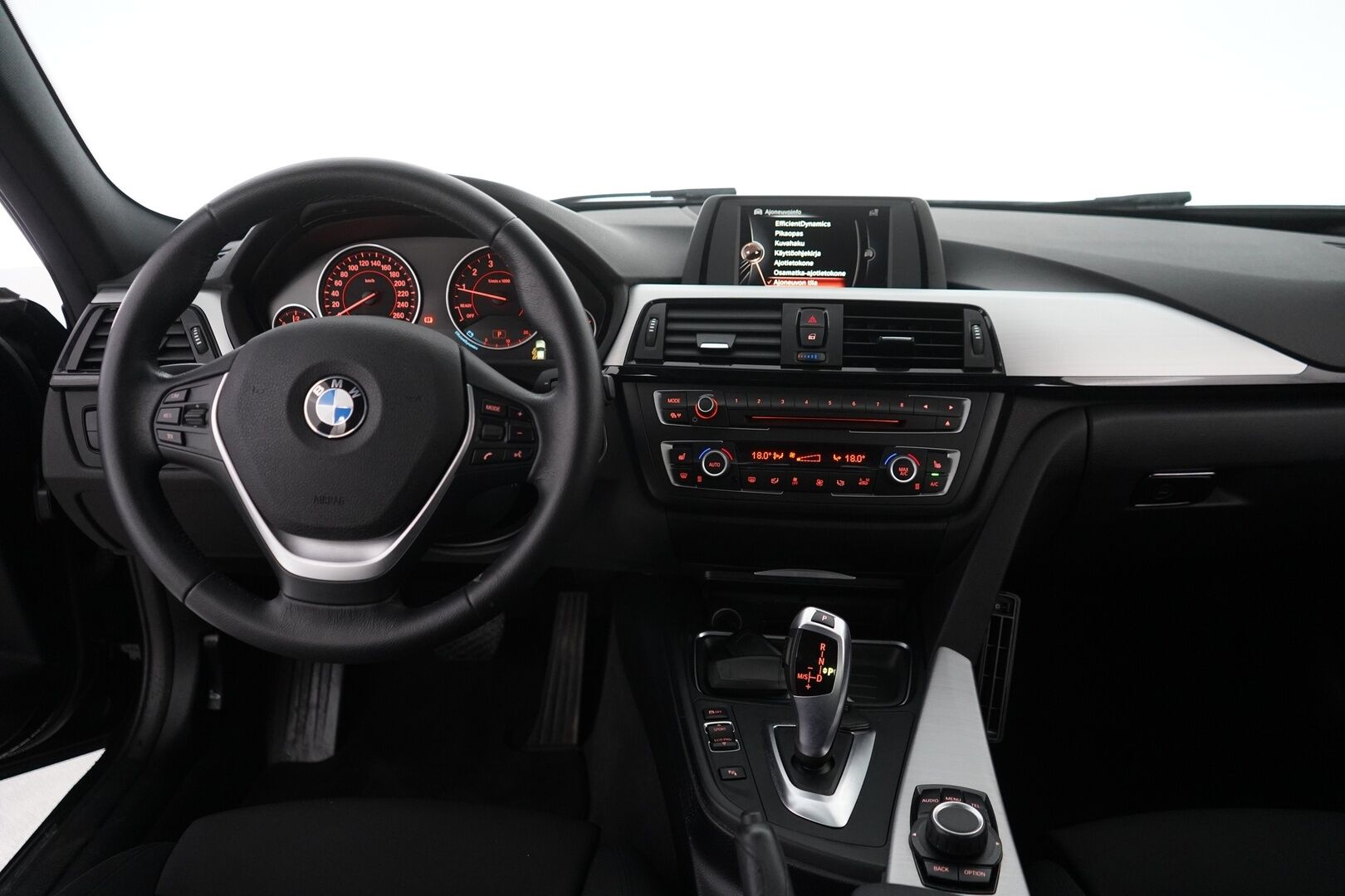 BMW 320 2015 F30 Sedan 320i TwinPower Turbo A xSport Edition * Vakkari / Lohko / Tutkat / Sporttipenkit / Bluetooth * - Suomi-auto / Kahdet OEM vanteet / Viimeisin huolto 7 / 25 / Neliveto