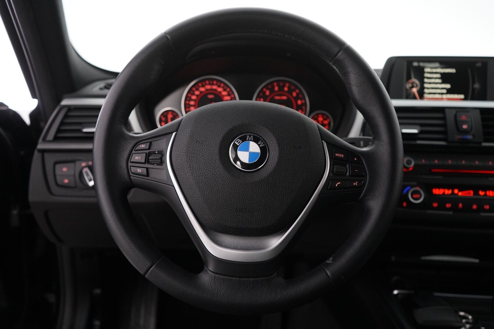 BMW 320 2015 F30 Sedan 320i TwinPower Turbo A xSport Edition * Vakkari / Lohko / Tutkat / Sporttipenkit / Bluetooth * - Suomi-auto / Kahdet OEM vanteet / Viimeisin huolto 7 / 25 / Neliveto