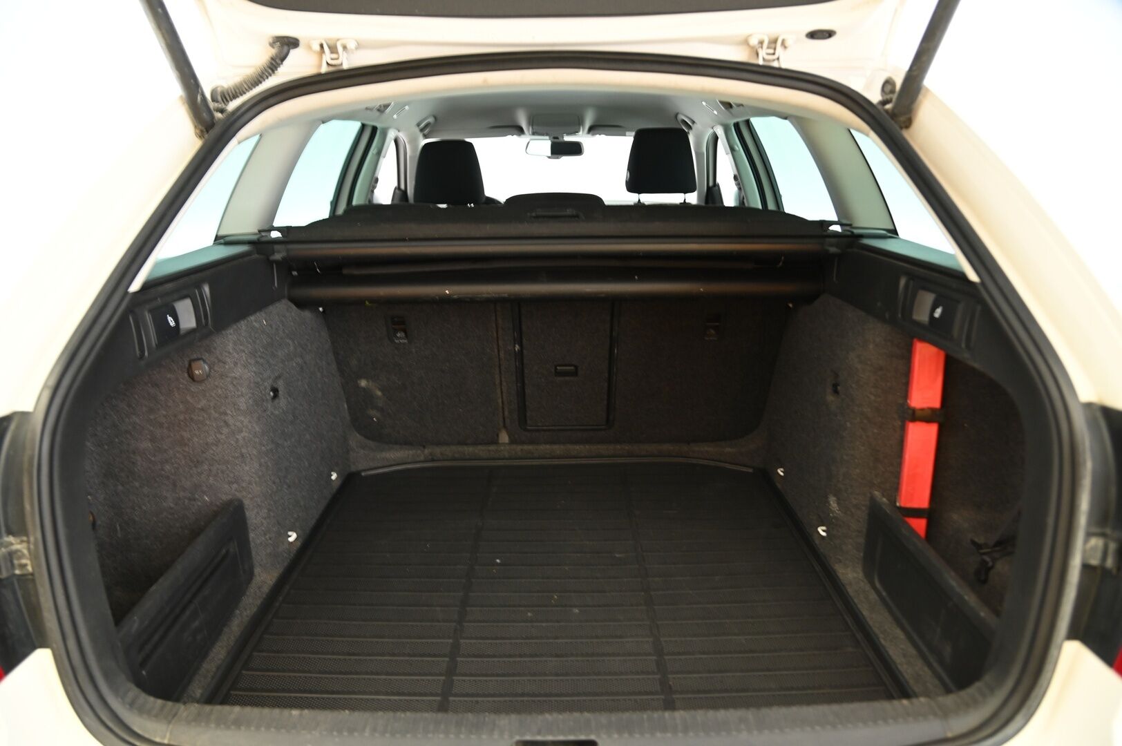 Skoda Octavia 2015 Combi 2,0 TDI 184 4x4 Scout * Webasto / ACC / Kaukovaloautomatiikka / KeylessGo / S. Takaluukku * - Suomi-Auto / Särmä huoltokirja