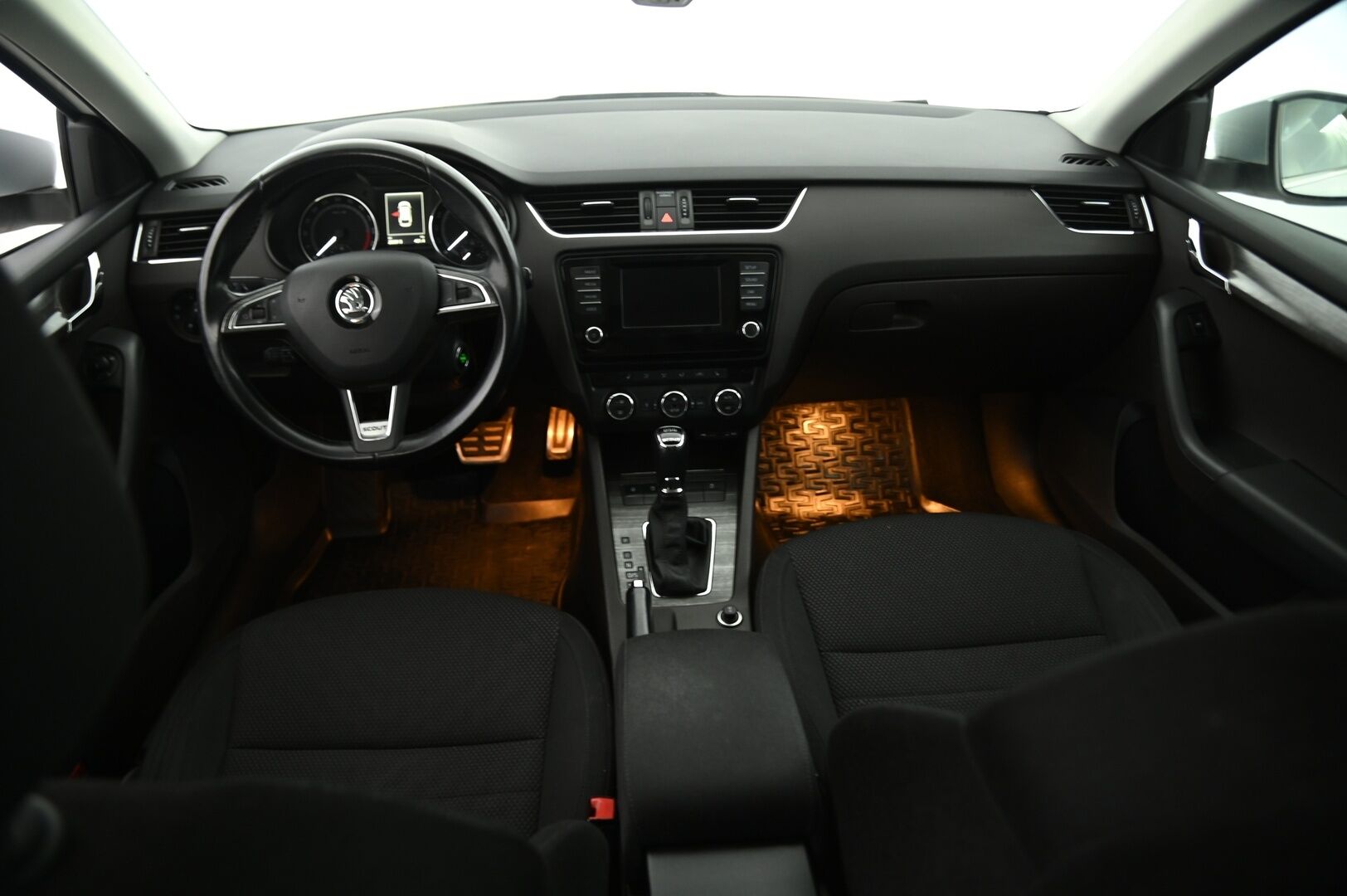 Skoda Octavia 2015 Combi 2,0 TDI 184 4x4 Scout * Webasto / ACC / Kaukovaloautomatiikka / KeylessGo / S. Takaluukku * - Suomi-Auto / Särmä huoltokirja