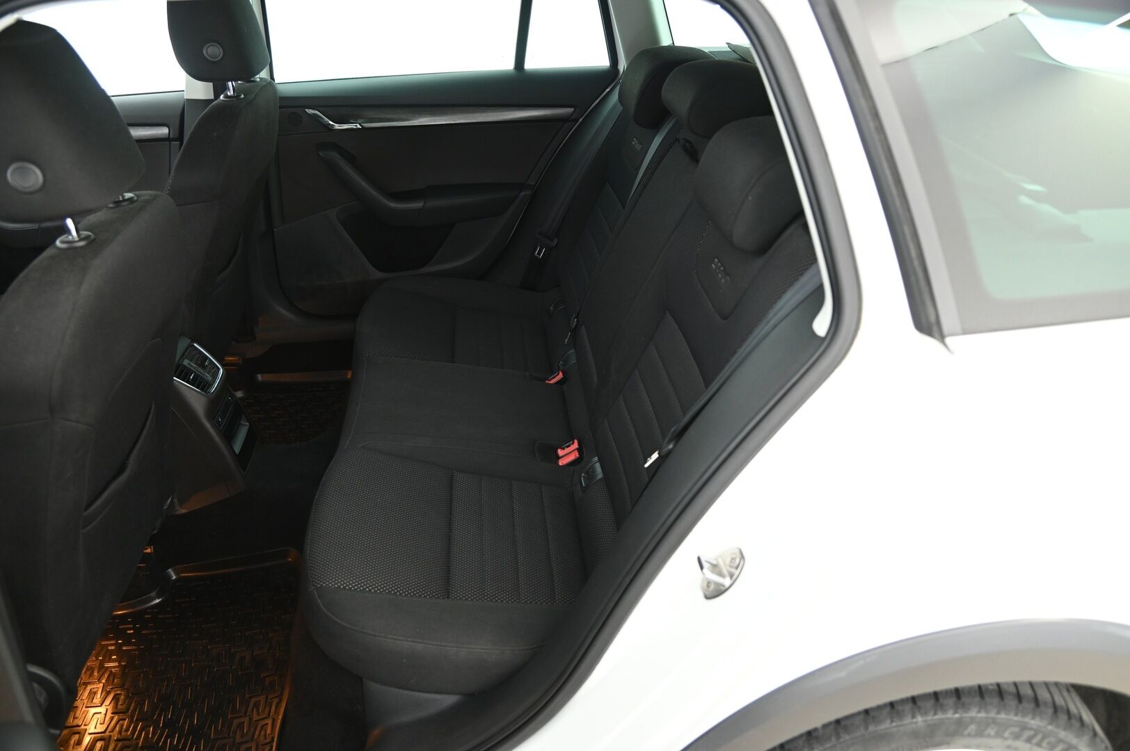Skoda Octavia 2015 Combi 2,0 TDI 184 4x4 Scout * Webasto / ACC / Kaukovaloautomatiikka / KeylessGo / S. Takaluukku * - Suomi-Auto / Särmä huoltokirja