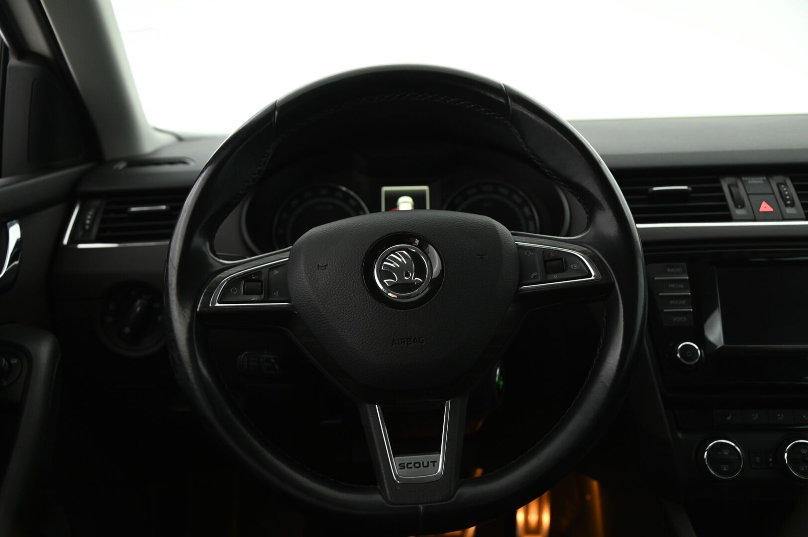 Skoda Octavia 2015 Combi 2,0 TDI 184 4x4 Scout * Webasto / ACC / Kaukovaloautomatiikka / KeylessGo / S. Takaluukku * - Suomi-Auto / Särmä huoltokirja