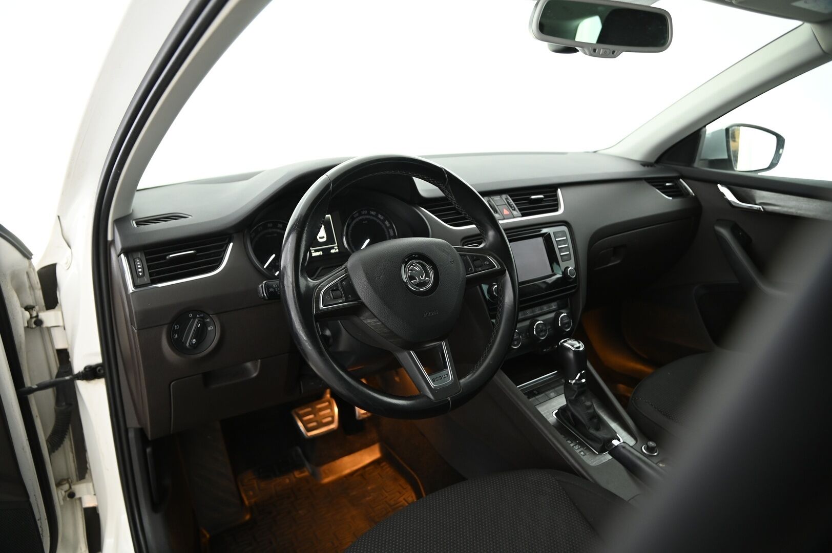 Skoda Octavia 2015 Combi 2,0 TDI 184 4x4 Scout * Webasto / ACC / Kaukovaloautomatiikka / KeylessGo / S. Takaluukku * - Suomi-Auto / Särmä huoltokirja