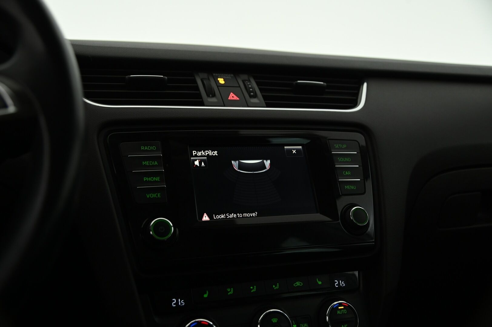 Skoda Octavia 2015 Combi 2,0 TDI 184 4x4 Scout * Webasto / ACC / Kaukovaloautomatiikka / KeylessGo / S. Takaluukku * - Suomi-Auto / Särmä huoltokirja