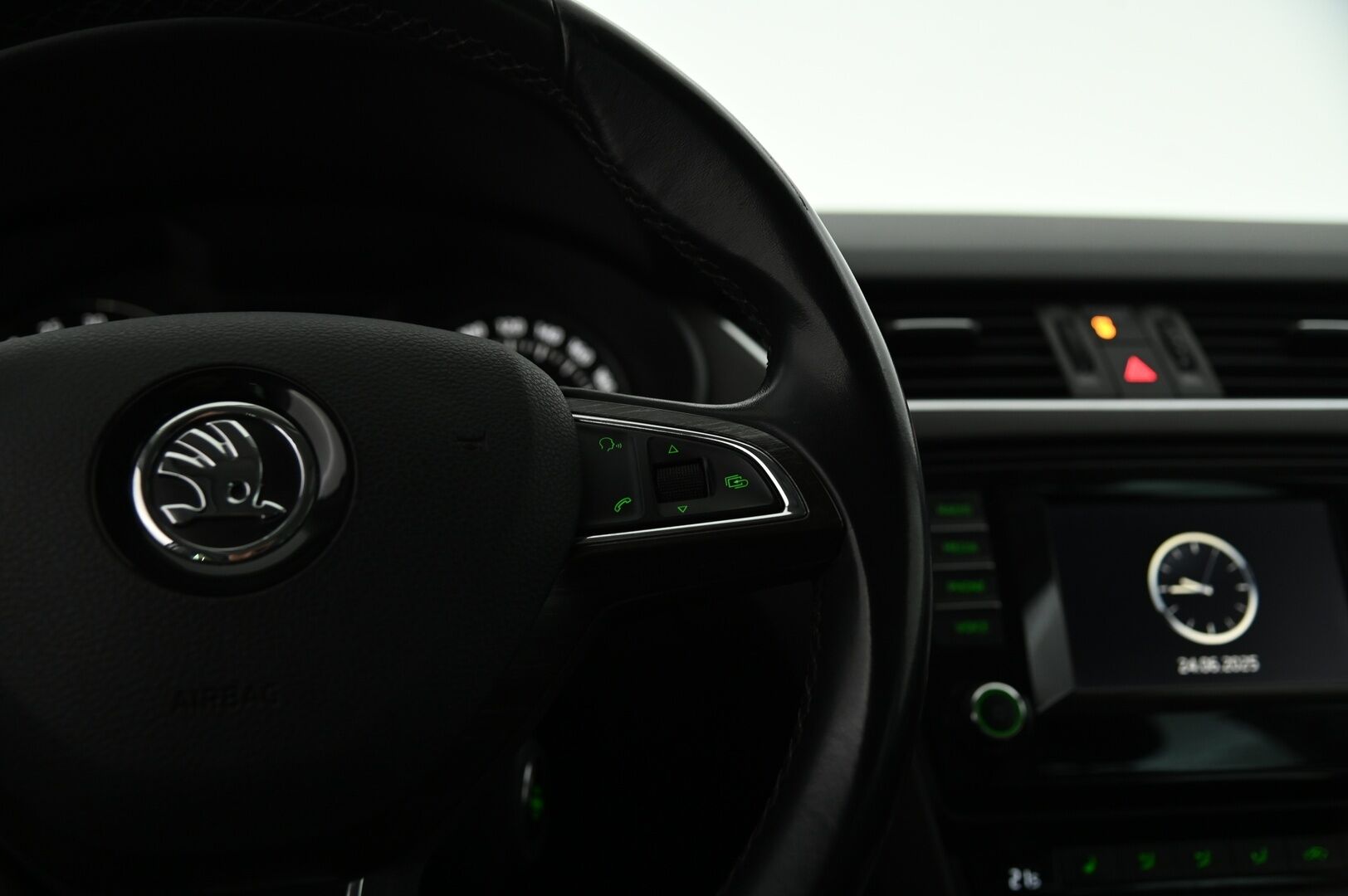 Skoda Octavia 2015 Combi 2,0 TDI 184 4x4 Scout * Webasto / ACC / Kaukovaloautomatiikka / KeylessGo / S. Takaluukku * - Suomi-Auto / Särmä huoltokirja