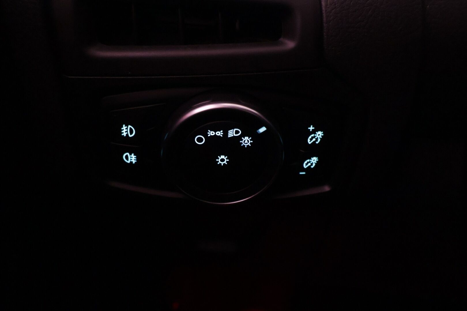 Ford Focus 2015 1,5 TDCi 120 hv Start/stop PowerShift A6 Titanium Wagon - Myydään Huutokaupat.com - | Suomi-auto | Ei Adblue | Vetokoukku | Ratin. lämm | Lämm. tuulilasi | P.kamera | Vakkari | Lohkolämmitin | Tutkat | Xenon | Metalliväri |