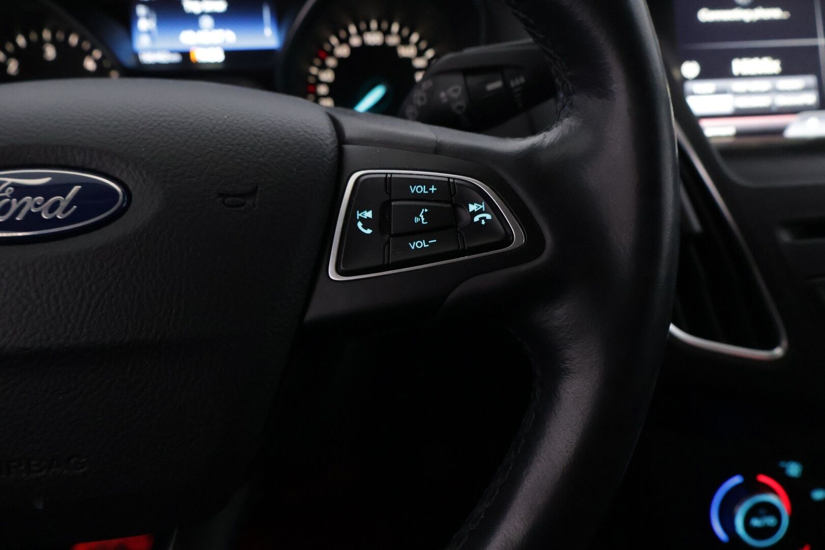 Ford Focus 2015 1,5 TDCi 120 hv Start/stop PowerShift A6 Titanium Wagon - Myydään Huutokaupat.com - | Suomi-auto | Ei Adblue | Vetokoukku | Ratin. lämm | Lämm. tuulilasi | P.kamera | Vakkari | Lohkolämmitin | Tutkat | Xenon | Metalliväri |