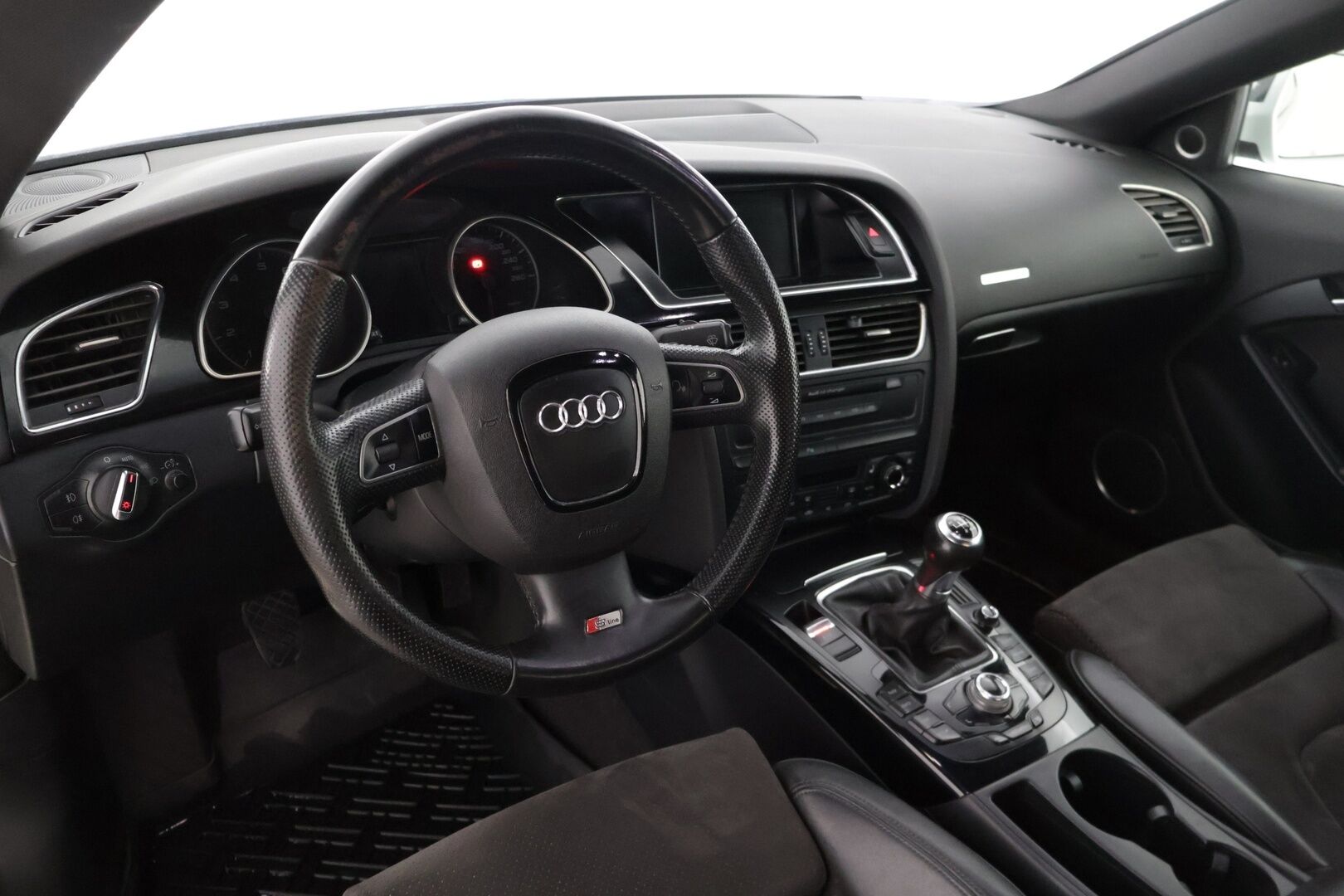 Audi A5 2008 Coupé 2,0 TFSI 155 kW quattro S-Line* Bang & Olufsen / S-line sporttipenkit * - * Juuri tullut / 2x renkaat ja vanteet ** 