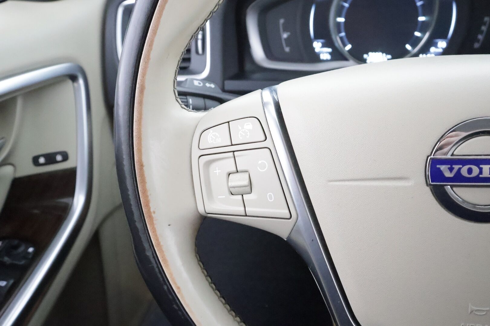 Volvo S60 2016 D4 Business Summum aut * ACC / P.kamera / Aktiiv.Xenon / Webasto / Muistipenkki / Koukku / Navi / H&K / Vaaleat nahat * - Suomi-auto / Kahdet renkaat aluvanteilla / Huippuvarusteet