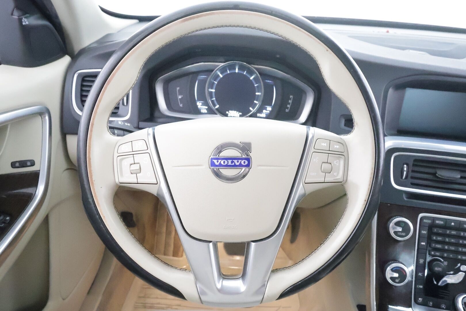 Volvo S60 2016 D4 Business Summum aut * ACC / P.kamera / Aktiiv.Xenon / Webasto / Muistipenkki / Koukku / Navi / H&K / Vaaleat nahat * - Suomi-auto / Kahdet renkaat aluvanteilla / Huippuvarusteet