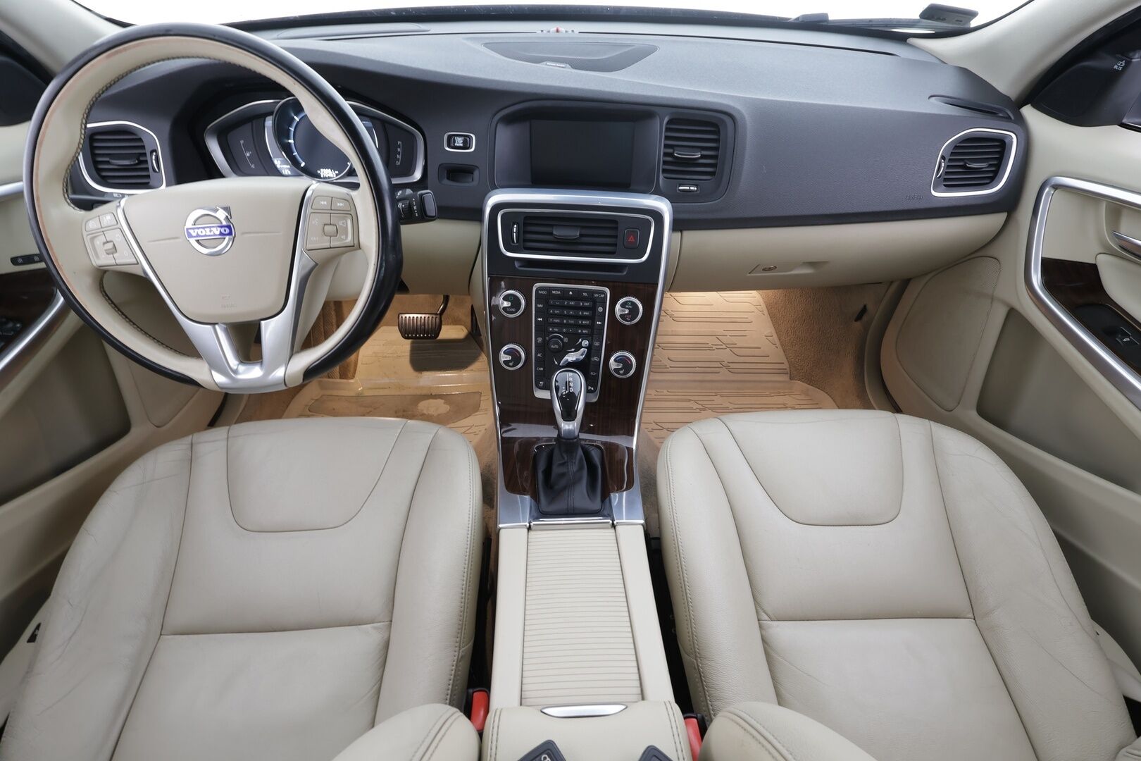 Volvo S60 2016 D4 Business Summum aut * ACC / P.kamera / Aktiiv.Xenon / Webasto / Muistipenkki / Koukku / Navi / H&K / Vaaleat nahat * - Suomi-auto / Kahdet renkaat aluvanteilla / Huippuvarusteet