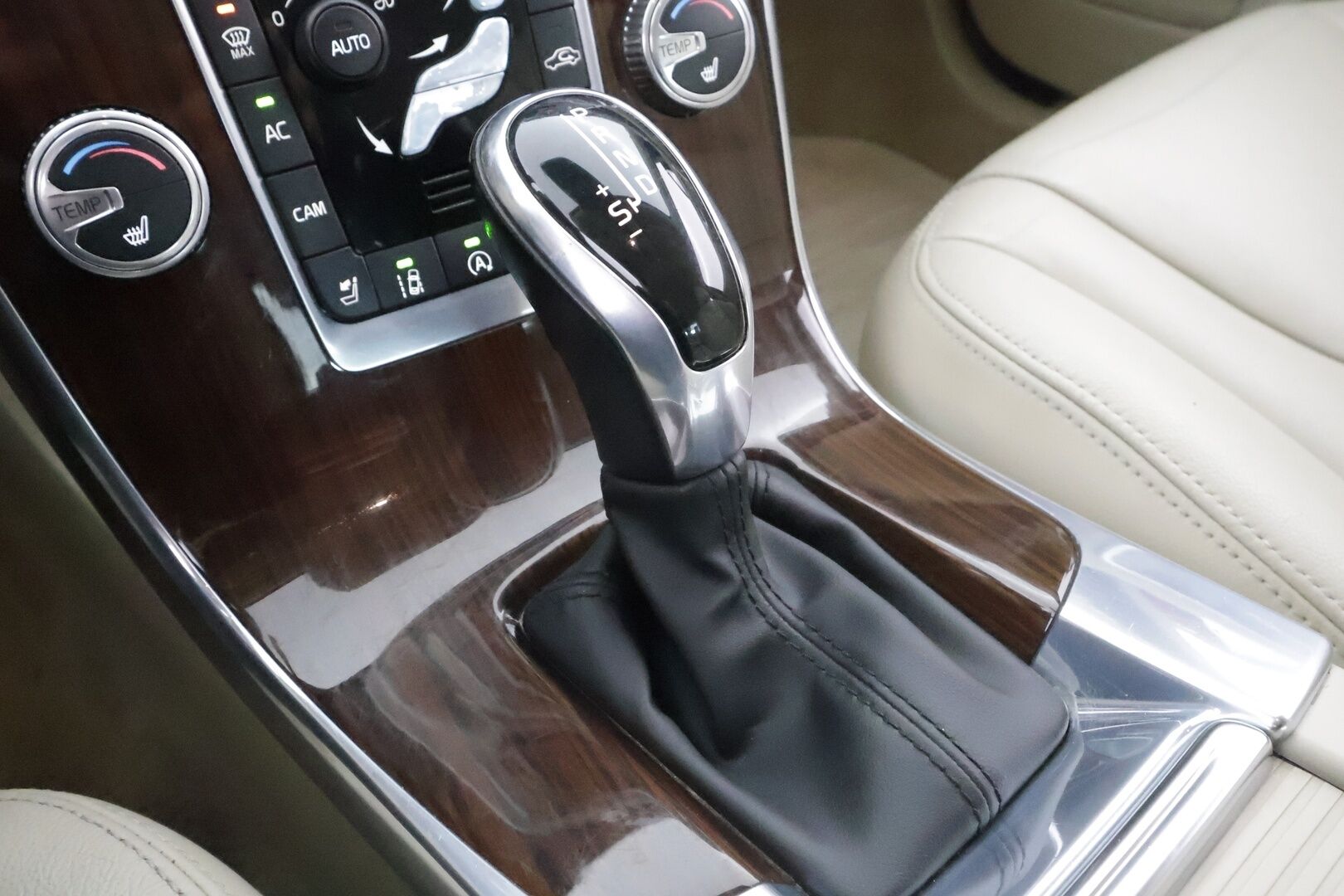 Volvo S60 2016 D4 Business Summum aut * ACC / P.kamera / Aktiiv.Xenon / Webasto / Muistipenkki / Koukku / Navi / H&K / Vaaleat nahat * - Suomi-auto / Kahdet renkaat aluvanteilla / Huippuvarusteet