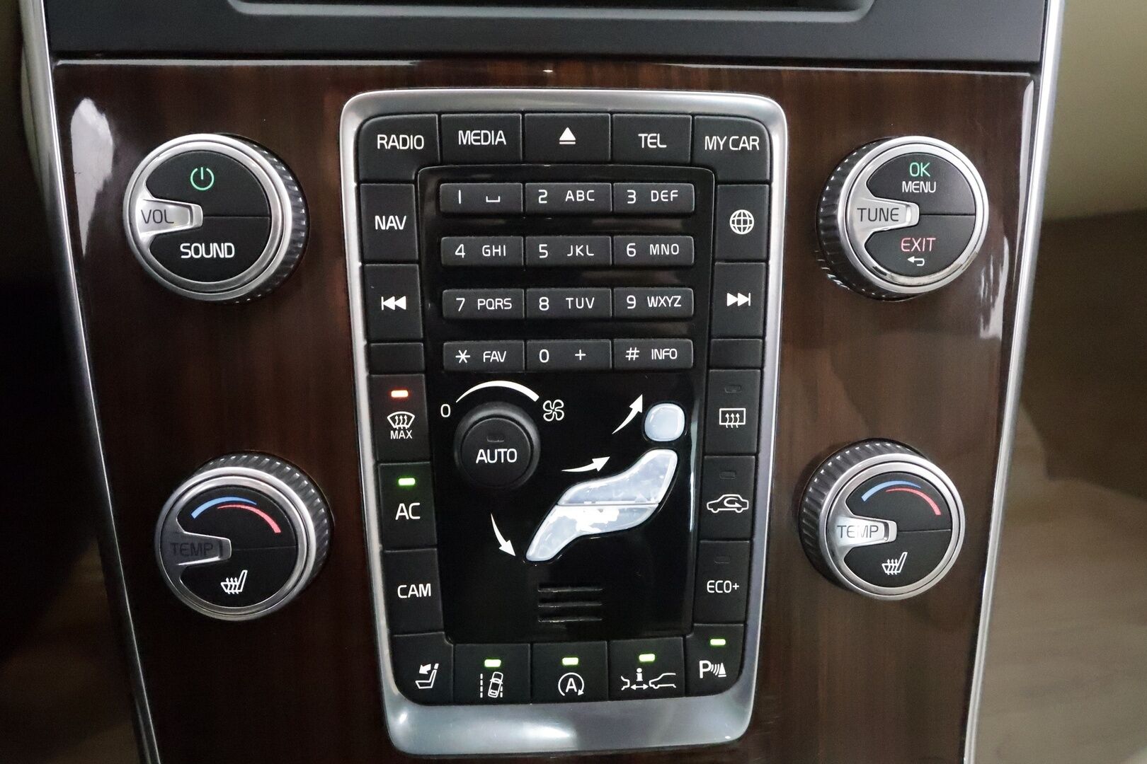 Volvo S60 2016 D4 Business Summum aut * ACC / P.kamera / Aktiiv.Xenon / Webasto / Muistipenkki / Koukku / Navi / H&K / Vaaleat nahat * - Suomi-auto / Kahdet renkaat aluvanteilla / Huippuvarusteet