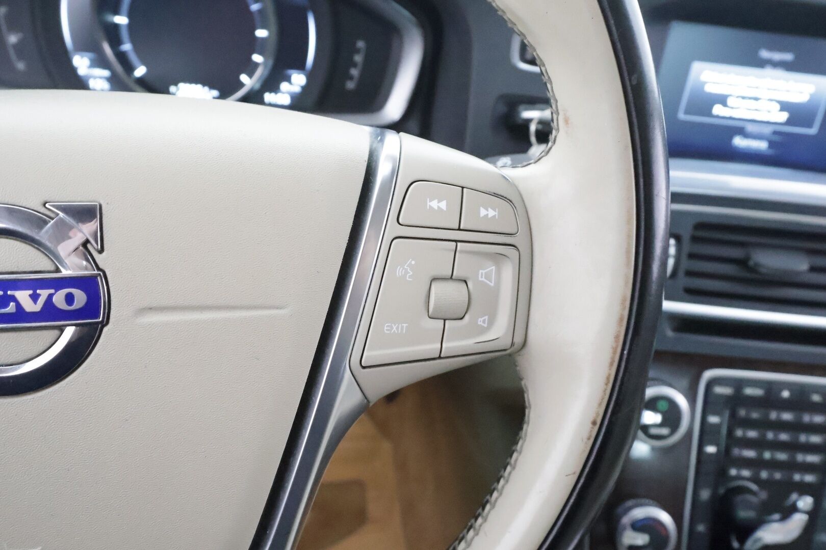 Volvo S60 2016 D4 Business Summum aut * ACC / P.kamera / Aktiiv.Xenon / Webasto / Muistipenkki / Koukku / Navi / H&K / Vaaleat nahat * - Suomi-auto / Kahdet renkaat aluvanteilla / Huippuvarusteet