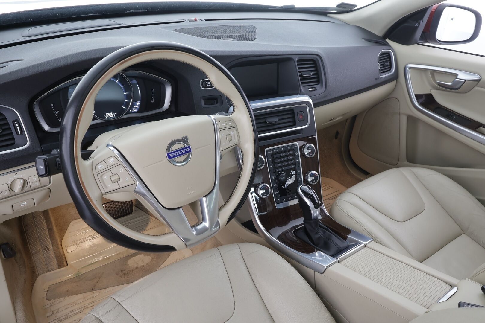 Volvo S60 2016 D4 Business Summum aut * ACC / P.kamera / Aktiiv.Xenon / Webasto / Muistipenkki / Koukku / Navi / H&K / Vaaleat nahat * - Suomi-auto / Kahdet renkaat aluvanteilla / Huippuvarusteet