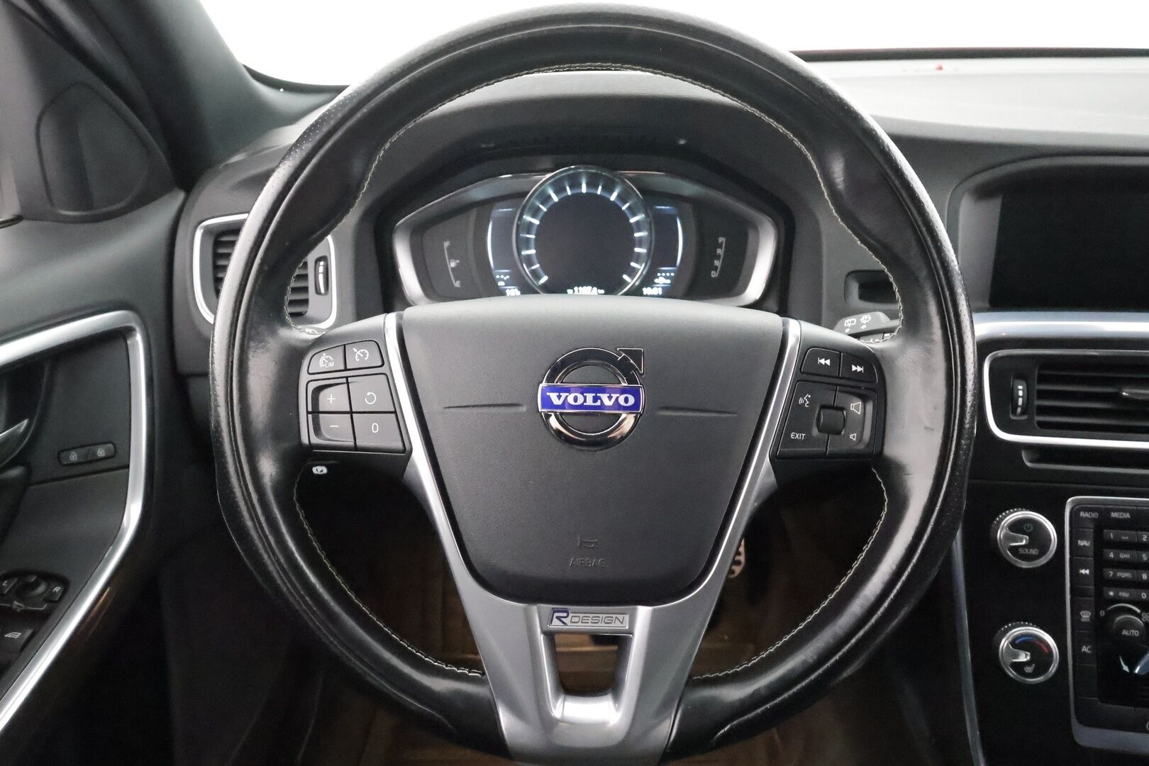 Volvo V60 2016 T4 R-Design aut * Vakkari / P.tutkat / Webasto / Navi / Muistipenkki / Koukku / Kaarrevalot / Digimittaristo * - Suomi-auto / Merkkihuollettu