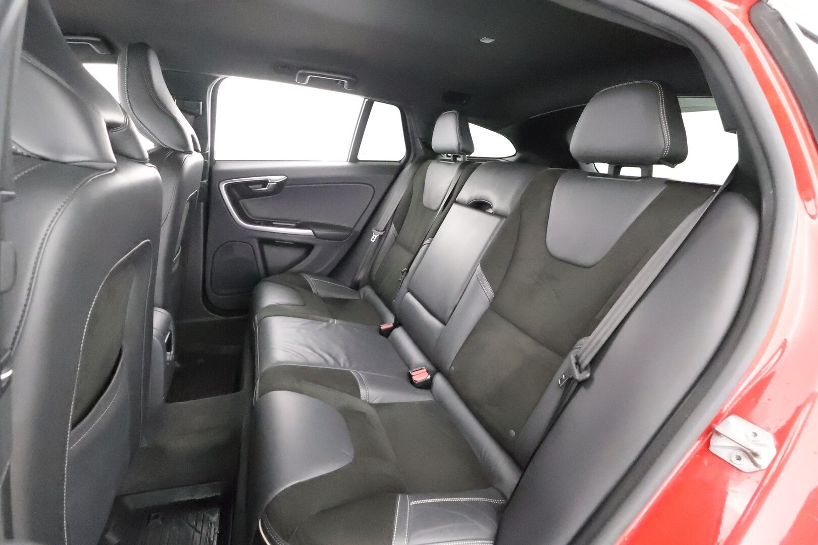 Volvo V60 2016 T4 R-Design aut * Vakkari / P.tutkat / Webasto / Navi / Muistipenkki / Koukku / Kaarrevalot / Digimittaristo * - Suomi-auto / Merkkihuollettu