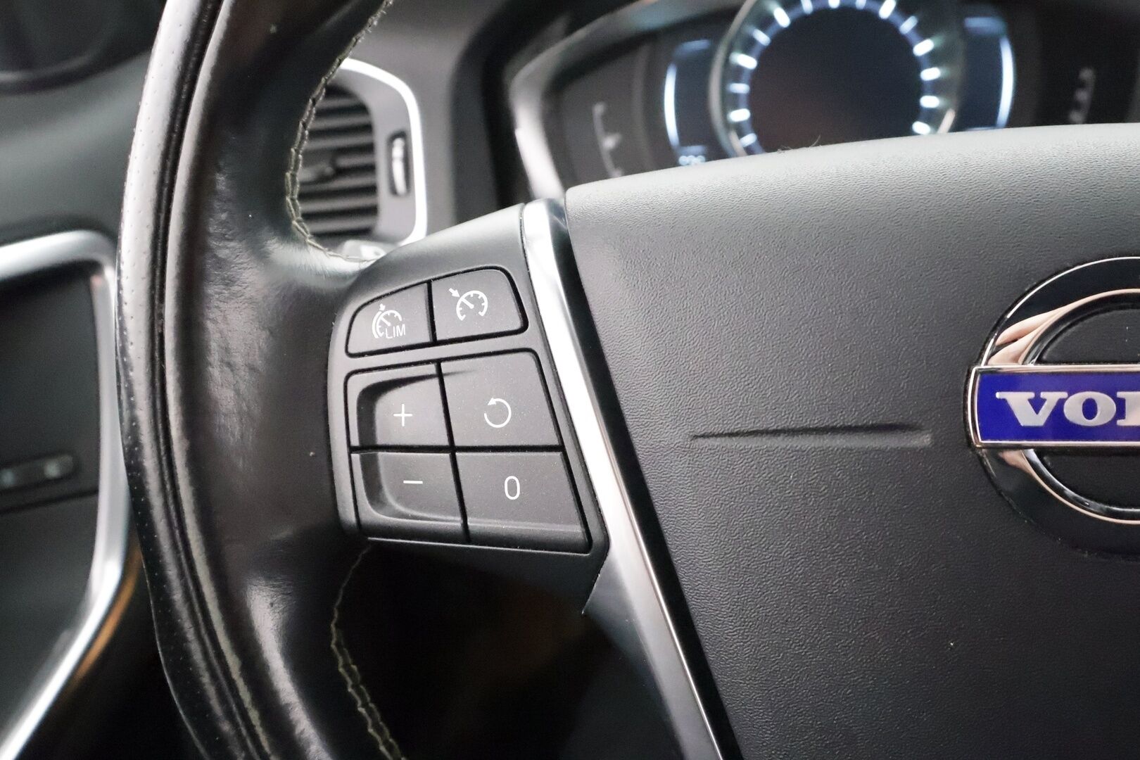 Volvo V60 2016 T4 R-Design aut * Vakkari / P.tutkat / Webasto / Navi / Muistipenkki / Koukku / Kaarrevalot / Digimittaristo * - Suomi-auto / Merkkihuollettu / Webasto / Jakopää ja huolto juuri tehty!