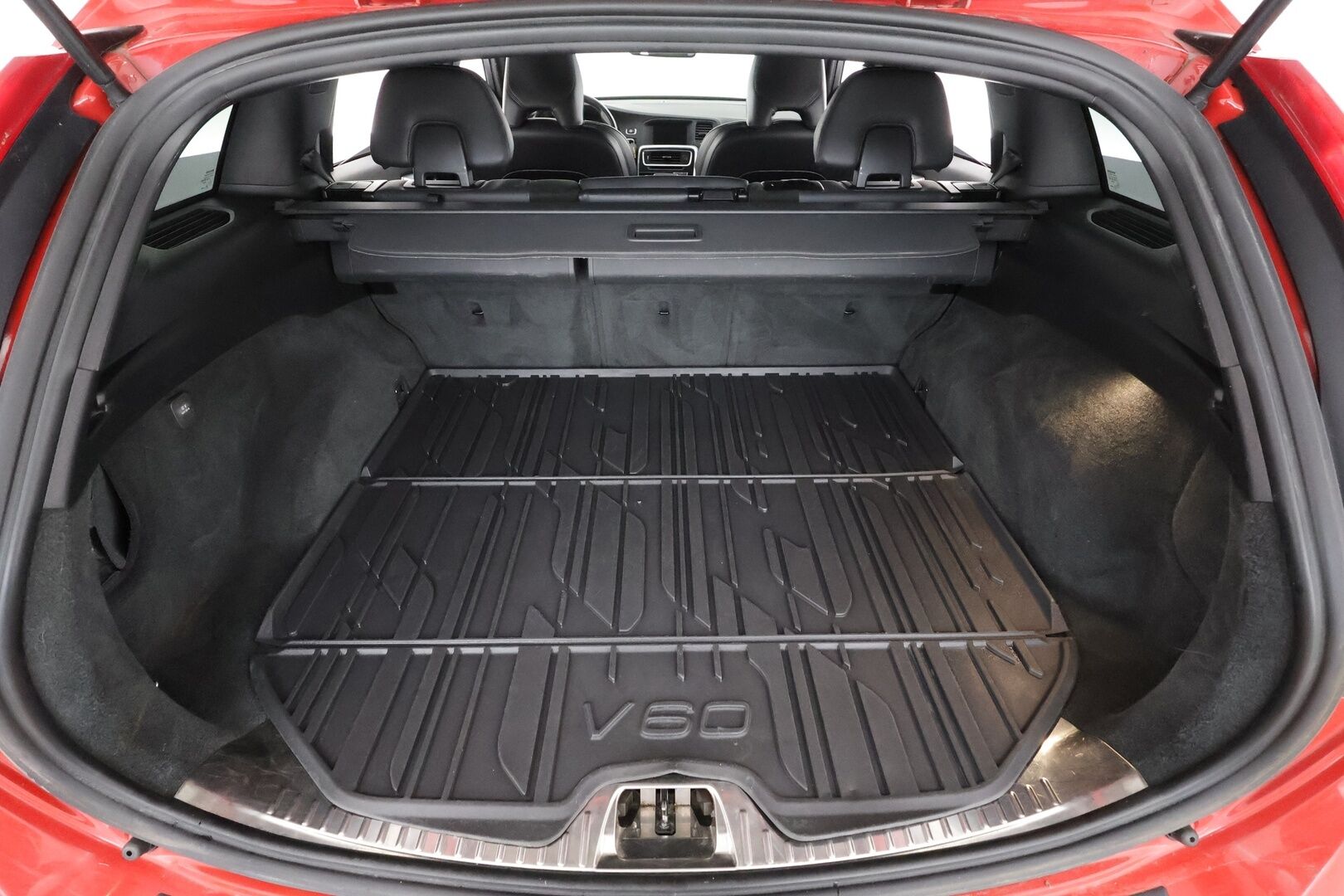 Volvo V60 2016 T4 R-Design aut * Vakkari / P.tutkat / Webasto / Navi / Muistipenkki / Koukku / Kaarrevalot / Digimittaristo * - Suomi-auto / Merkkihuollettu