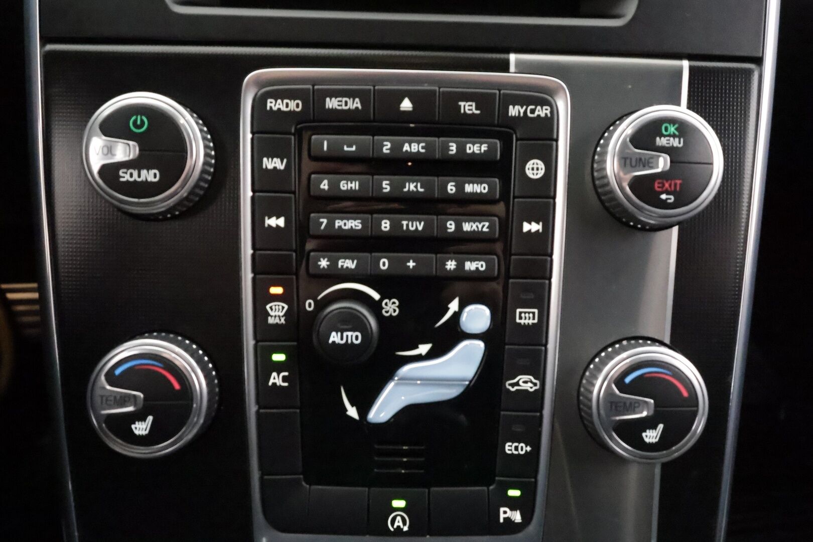 Volvo V60 2016 T4 R-Design aut * Vakkari / P.tutkat / Webasto / Navi / Muistipenkki / Koukku / Kaarrevalot / Digimittaristo * - Suomi-auto / Merkkihuollettu