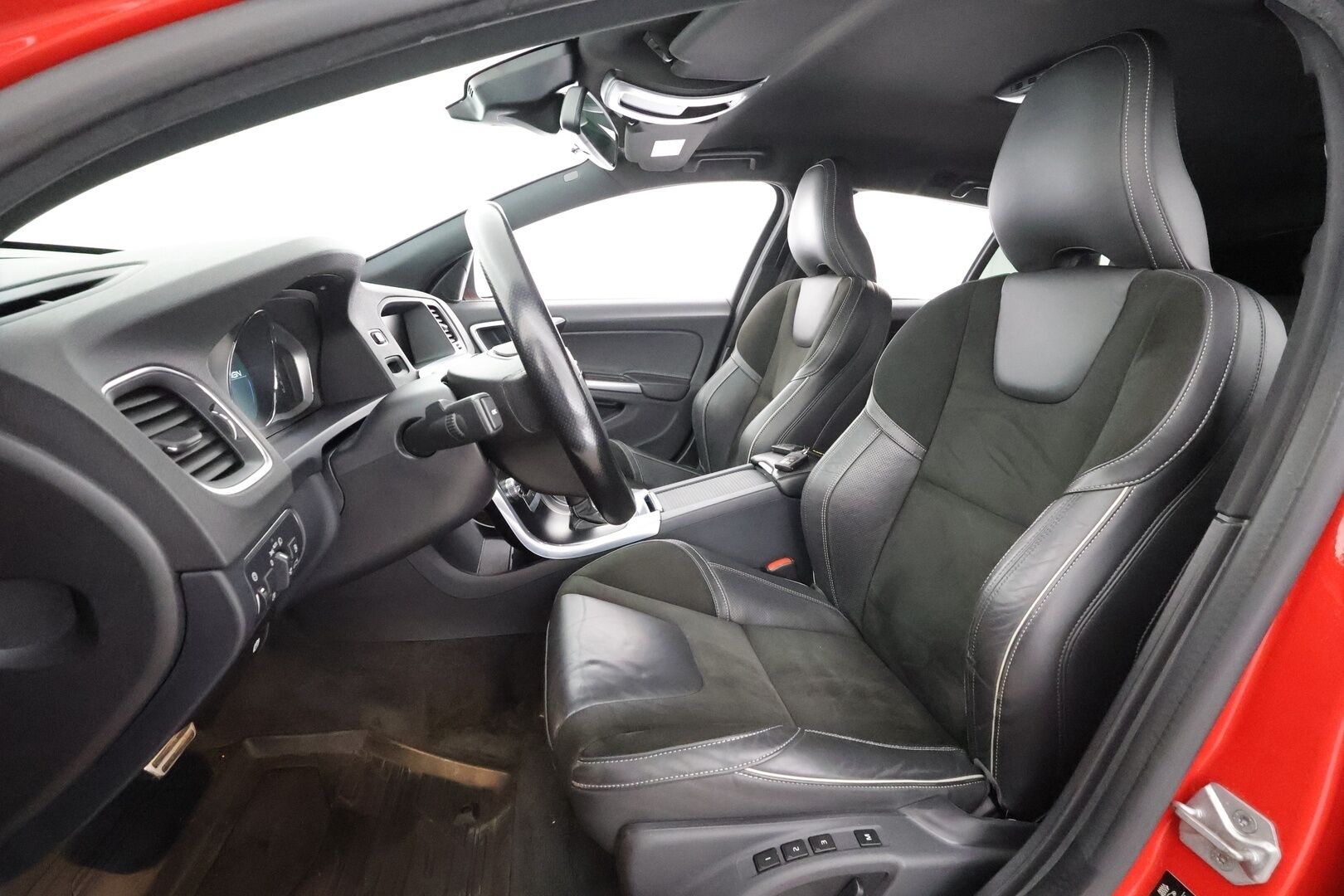 Volvo V60 2016 T4 R-Design aut * Vakkari / P.tutkat / Webasto / Navi / Muistipenkki / Koukku / Kaarrevalot / Digimittaristo * - Suomi-auto / Merkkihuollettu