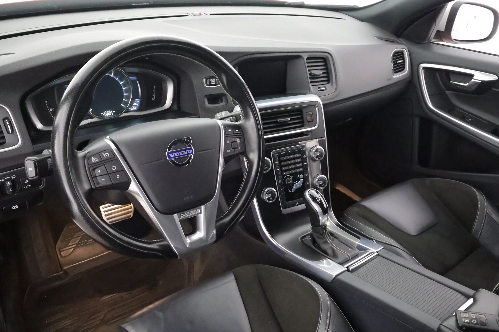 Volvo V60 2016 T4 R-Design aut * Vakkari / P.tutkat / Webasto / Navi / Muistipenkki / Koukku / Kaarrevalot / Digimittaristo * - Suomi-auto / Merkkihuollettu