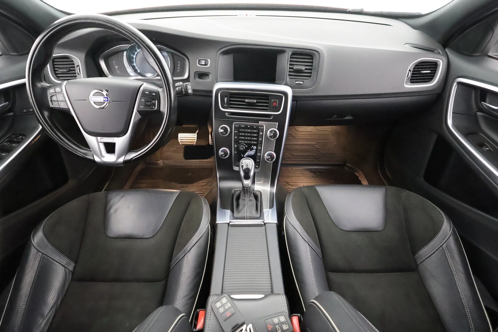 Volvo V60 2016 T4 R-Design aut * Vakkari / P.tutkat / Webasto / Navi / Muistipenkki / Koukku / Kaarrevalot / Digimittaristo * - Suomi-auto / Merkkihuollettu