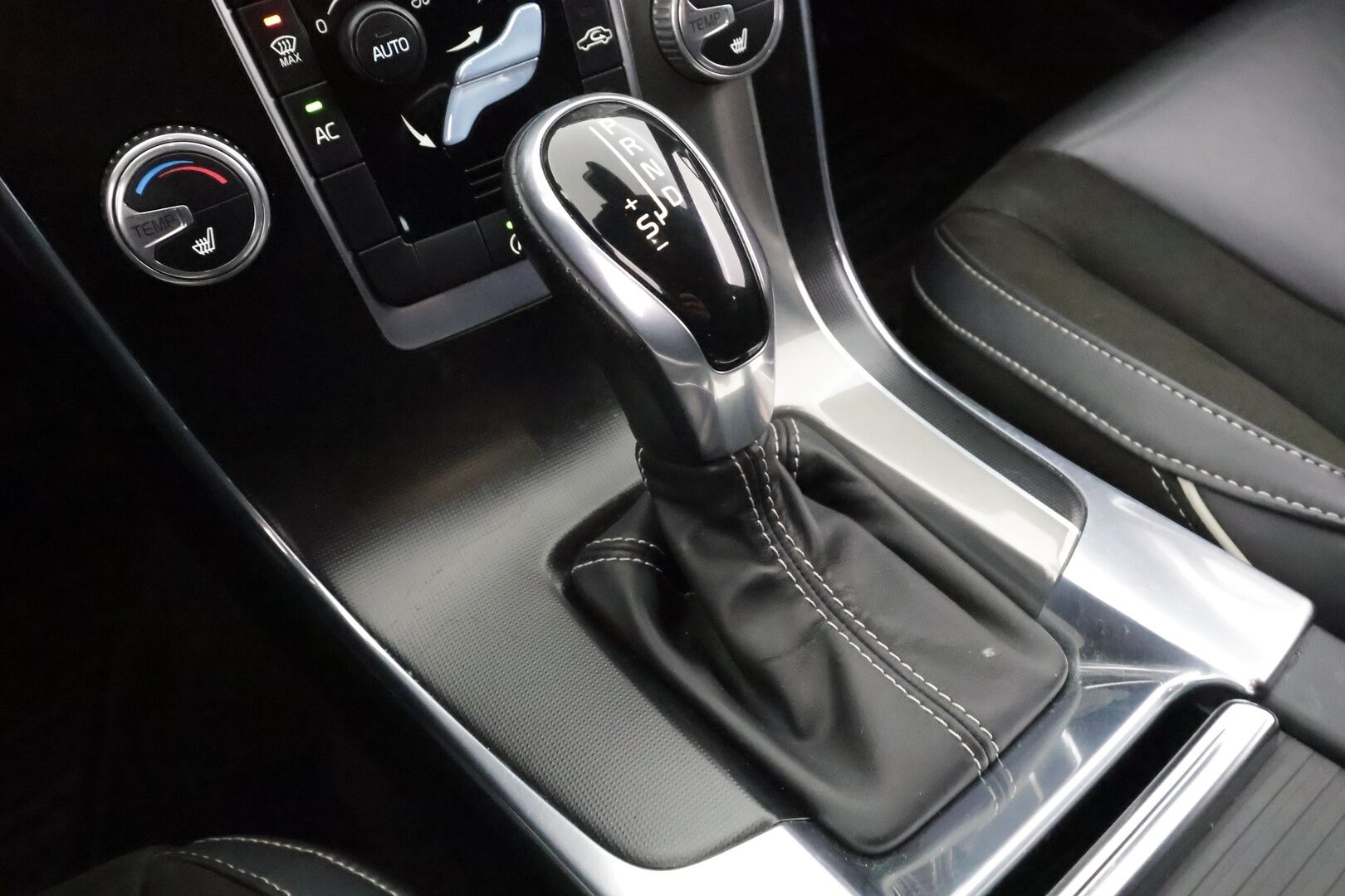 Volvo V60 2016 T4 R-Design aut * Vakkari / P.tutkat / Webasto / Navi / Muistipenkki / Koukku / Kaarrevalot / Digimittaristo * - Suomi-auto / Merkkihuollettu