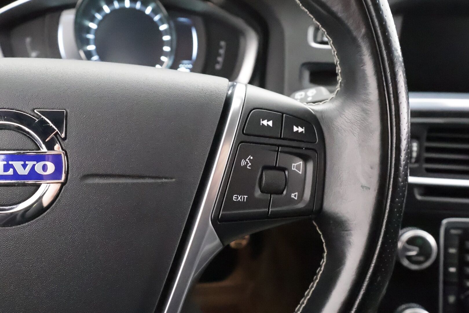 Volvo V60 2016 T4 R-Design aut * Vakkari / P.tutkat / Webasto / Navi / Muistipenkki / Koukku / Kaarrevalot / Digimittaristo * - Suomi-auto / Merkkihuollettu