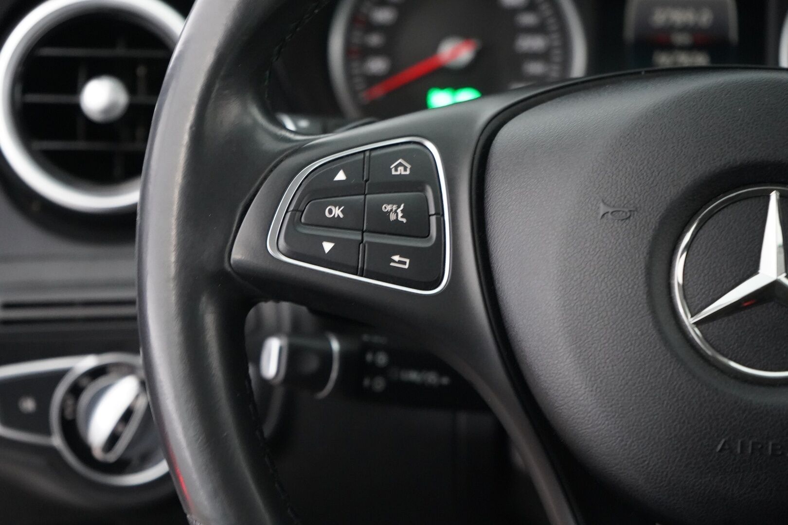 Mercedes-Benz C 2015 180 BlueTec A Premium Business *ILS / Koukku / Tutkat / Sporttipenkit* - Suomi-auto / Juuri huollettu / Kahdet MB:n vanteet!