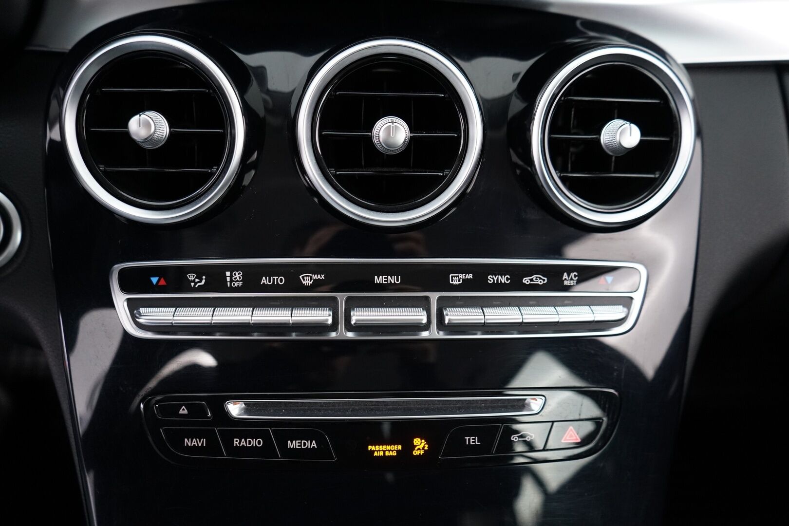 Mercedes-Benz C 2015 180 BlueTec A Premium Business *ILS / Koukku / Tutkat / Sporttipenkit* - Suomi-auto / Juuri huollettu / Kahdet MB:n vanteet! - HULLUT AVAJAISHULINAT KORKOTARJOUS 3,29 %