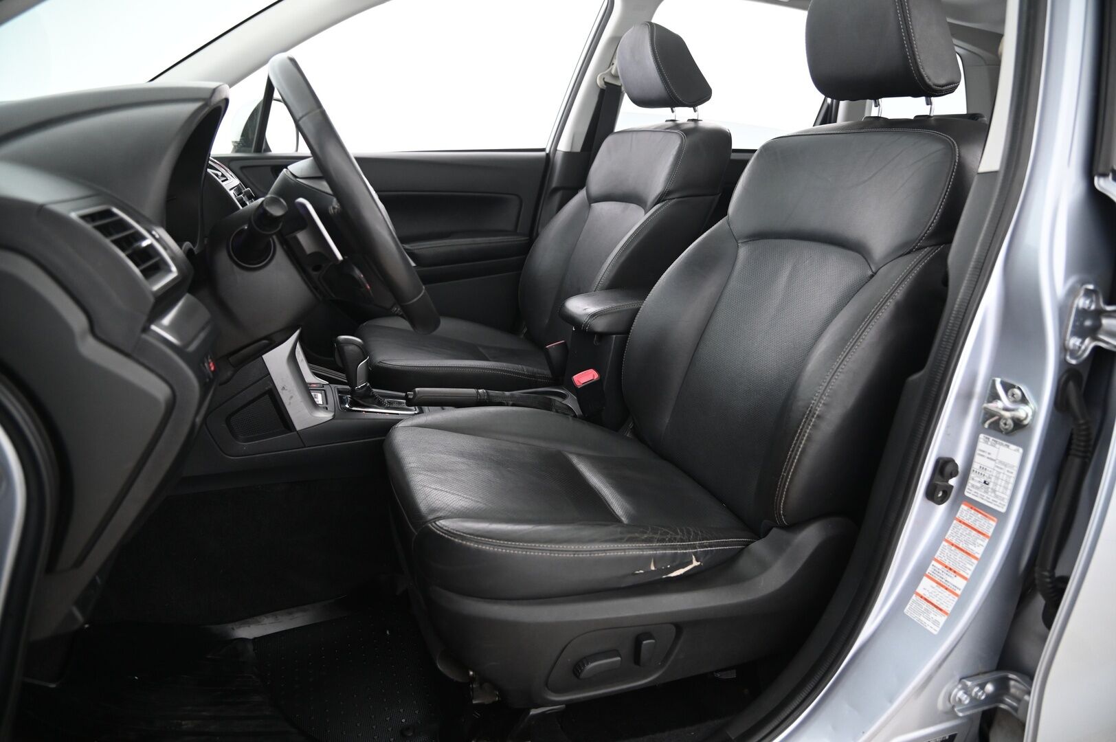 Subaru Forester 2015 2,0 XE TD CVT - Lasikattoluukku | P-kamera | Vetokoukku | Lohko&sisätilanlämmitin | 2x renkaat&alumiinivanteet
