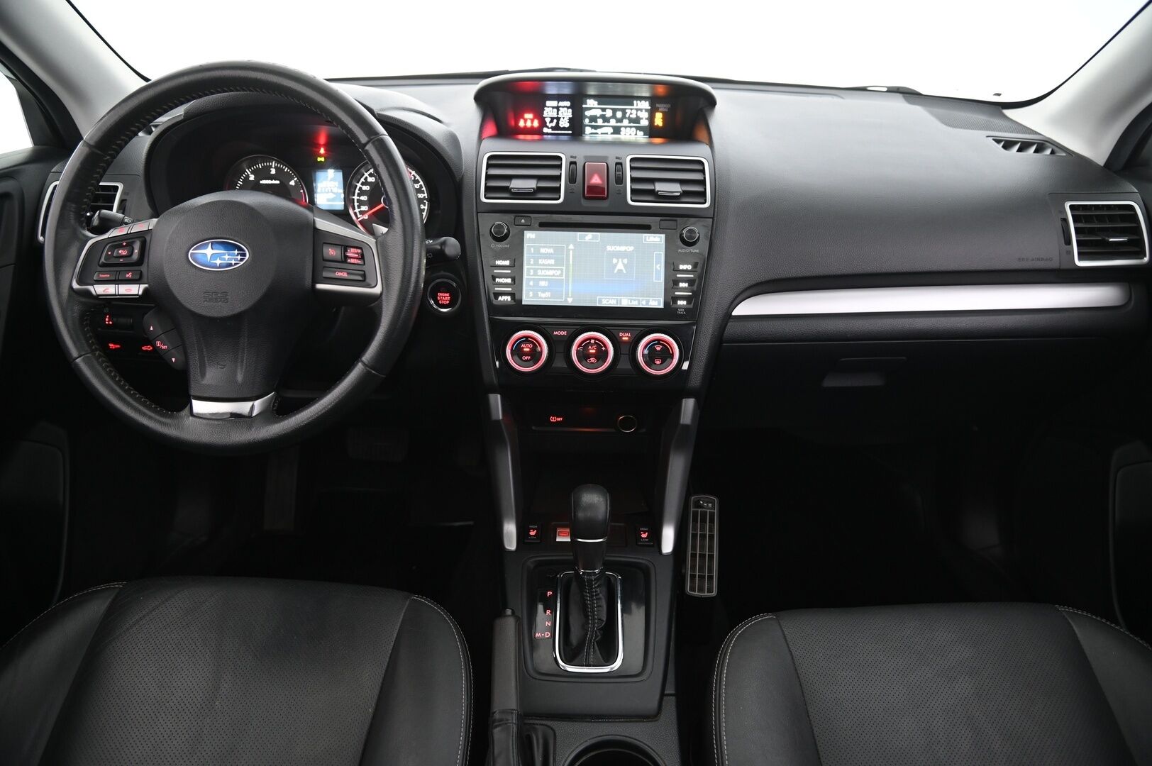 Subaru Forester 2015 2,0 XE TD CVT - Lasikattoluukku | P-kamera | Vetokoukku | Lohko&sisätilanlämmitin | 2x renkaat&alumiinivanteet