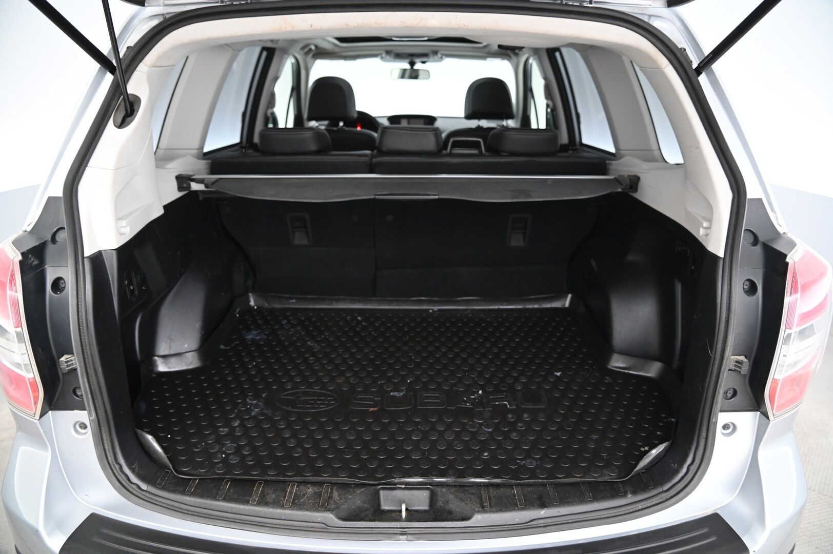 Subaru Forester 2015 2,0 XE TD CVT - Lasikattoluukku | P-kamera | Vetokoukku | Lohko&sisätilanlämmitin | 2x renkaat&alumiinivanteet