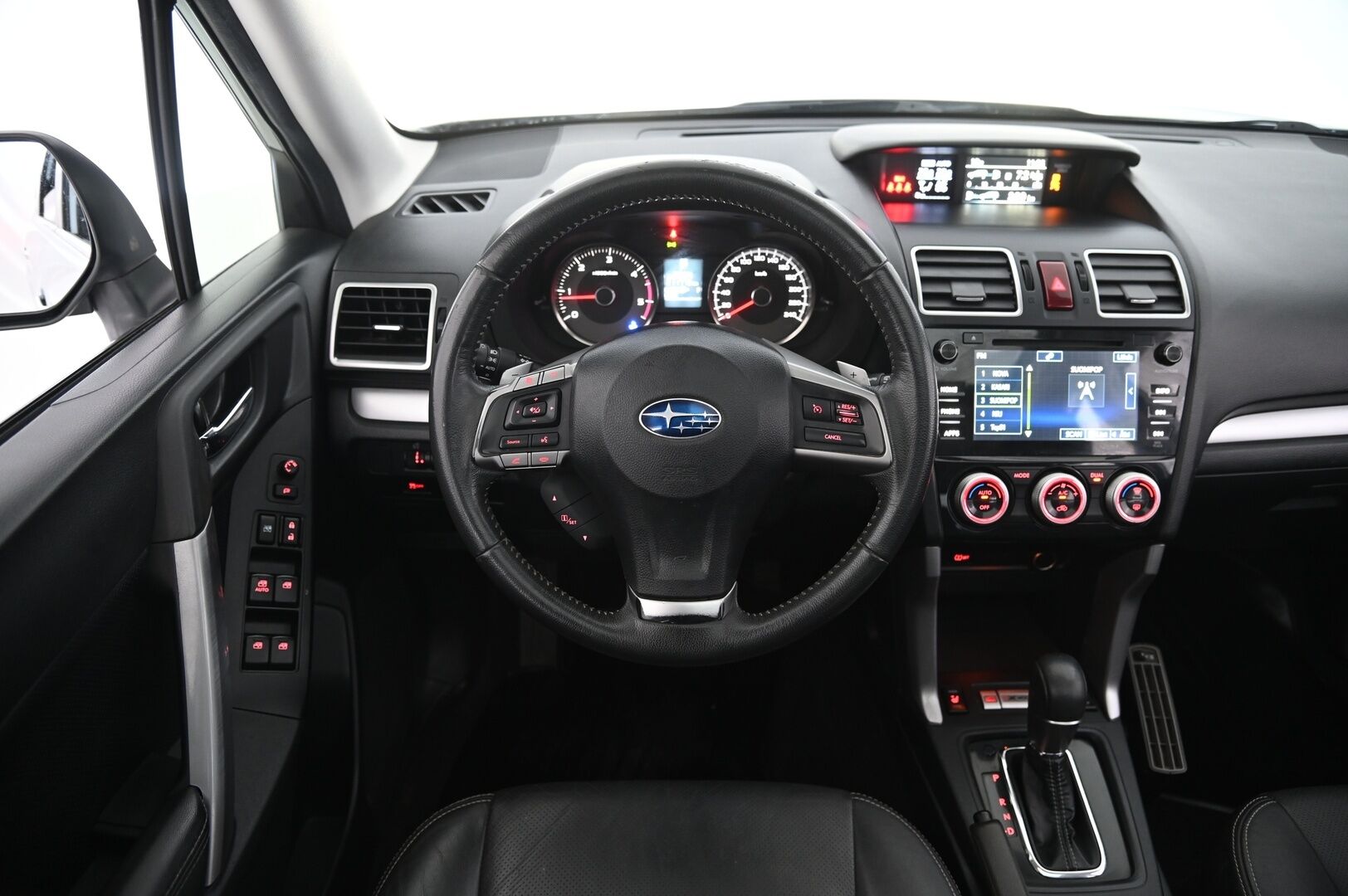 Subaru Forester 2015 2,0 XE TD CVT - Lasikattoluukku | P-kamera | Vetokoukku | Lohko&sisätilanlämmitin | 2x renkaat&alumiinivanteet