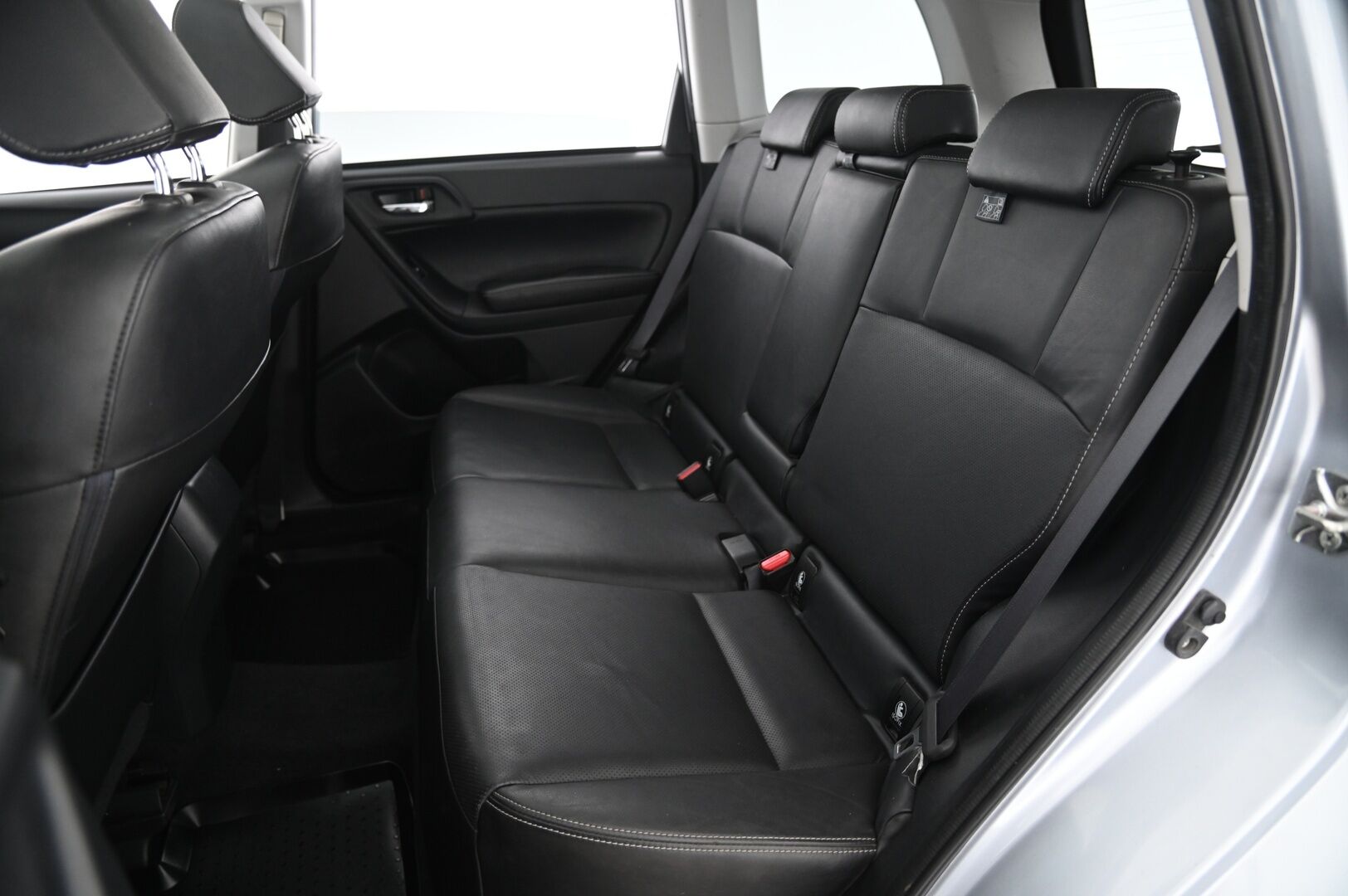 Subaru Forester 2015 2,0 XE TD CVT - Lasikattoluukku | P-kamera | Vetokoukku | Lohko&sisätilanlämmitin | 2x renkaat&alumiinivanteet