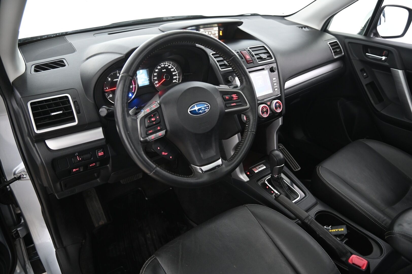 Subaru Forester 2015 2,0 XE TD CVT - Lasikattoluukku | P-kamera | Vetokoukku | Lohko&sisätilanlämmitin | 2x renkaat&alumiinivanteet