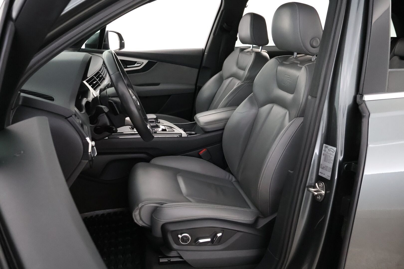 Audi Q7 2016 3,0 V6 TDI 200 kW quattro tiptronic S line 7-Paikkainen - 3,99 % KORKOTARJOUS TÄHÄN AUTOON 31.8. ASTI! - Webasto / Adapt.Vakkari / Night Vision / Bose Surround / Digital Cockpit / Nahkasisusta / 7P / Peruutuskamera / Matrix LED / Vetokoukku / VARUSTELTU