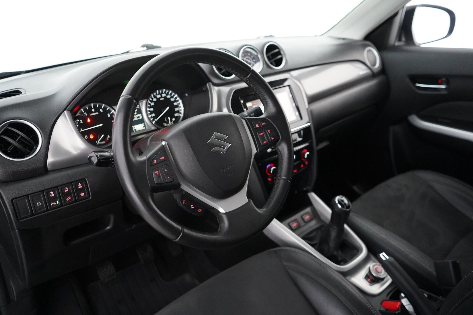 Suzuki Vitara 2015 1,6 VVT 4WD GLX 5MT *ACC / Koukku / Kamera / KeylessGo / Tutkat* - Kahdet renkaat OEM alumiinivantein / Särmät huollot / 92tkm kohdalla viimeisin huolto