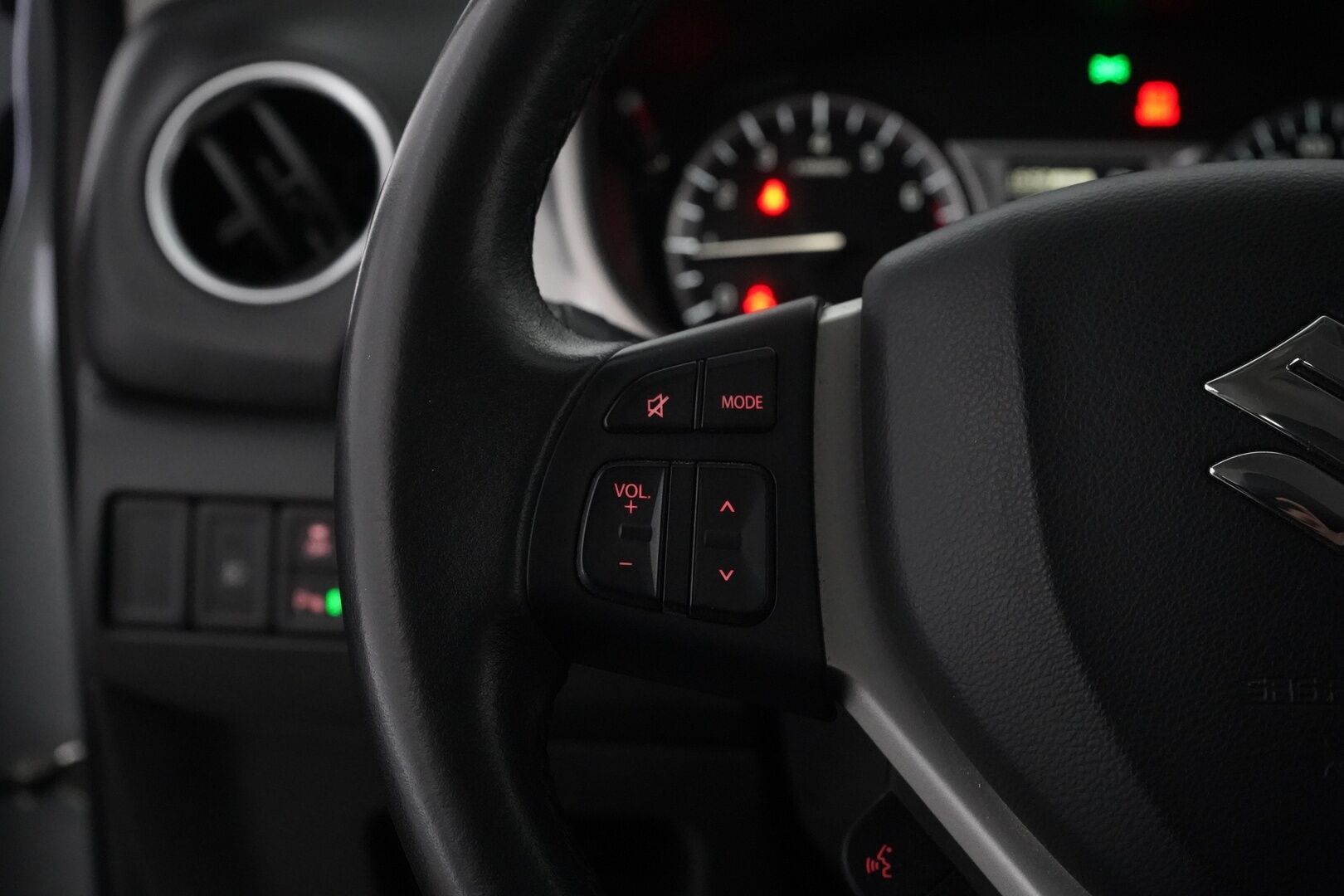 Suzuki Vitara 2015 1,6 VVT 4WD GLX 5MT *ACC / Koukku / Kamera / KeylessGo / Tutkat* - Kahdet renkaat OEM alumiinivantein / Särmät huollot / 92tkm kohdalla viimeisin huolto