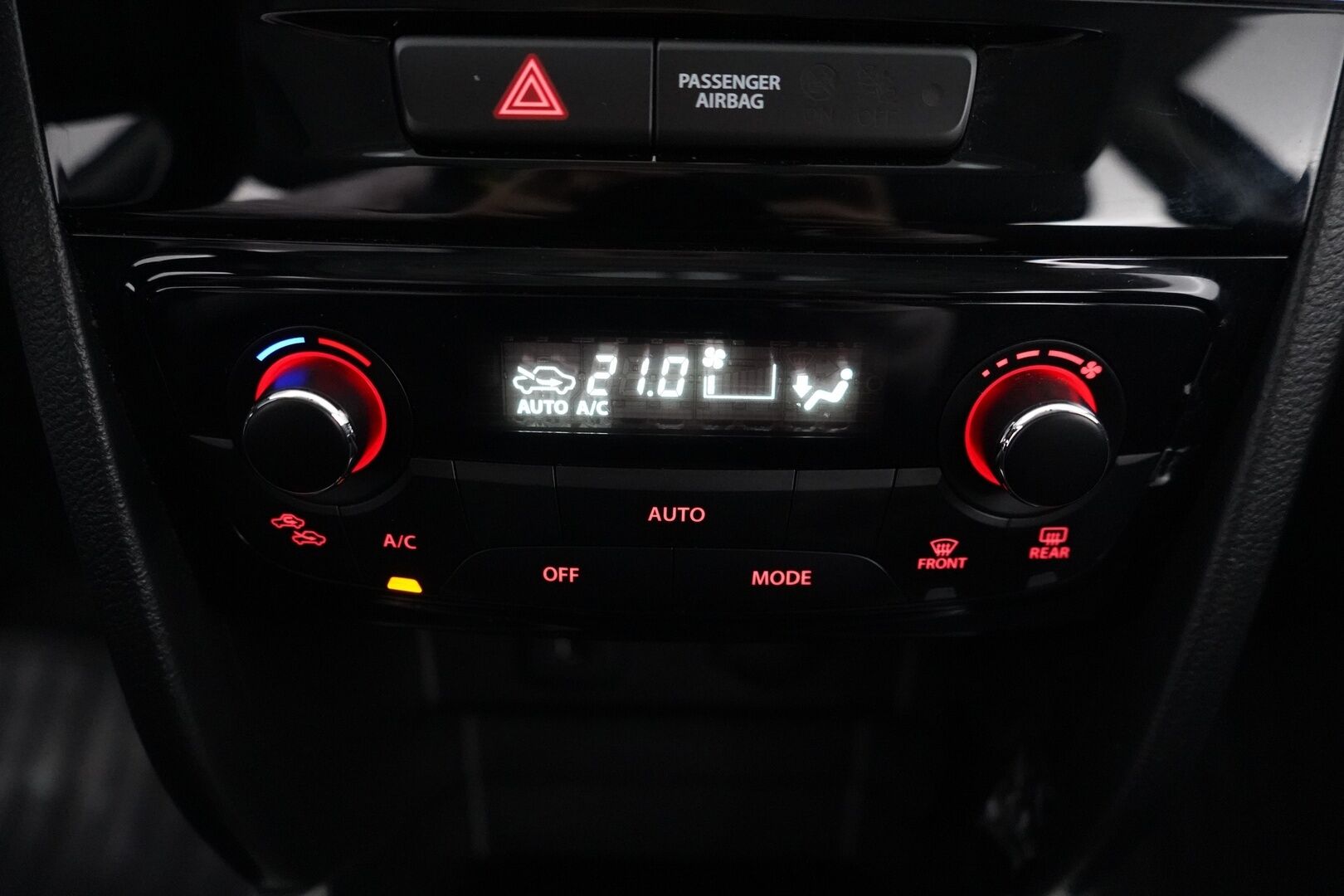 Suzuki Vitara 2015 1,6 VVT 4WD GLX 5MT *ACC / Koukku / Kamera / KeylessGo / Tutkat* - Kahdet renkaat OEM alumiinivantein / Särmät huollot / 92tkm kohdalla viimeisin huolto