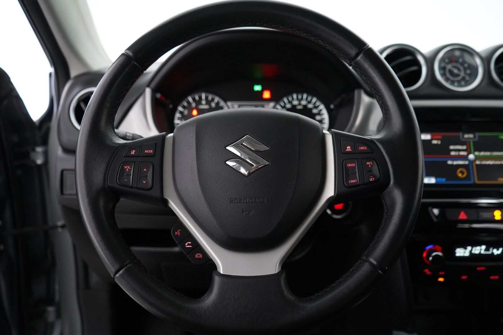 Suzuki Vitara 2015 1,6 VVT 4WD GLX 5MT *ACC / Koukku / Kamera / KeylessGo / Tutkat* - Kahdet renkaat OEM alumiinivantein / Särmät huollot / 92tkm kohdalla viimeisin huolto