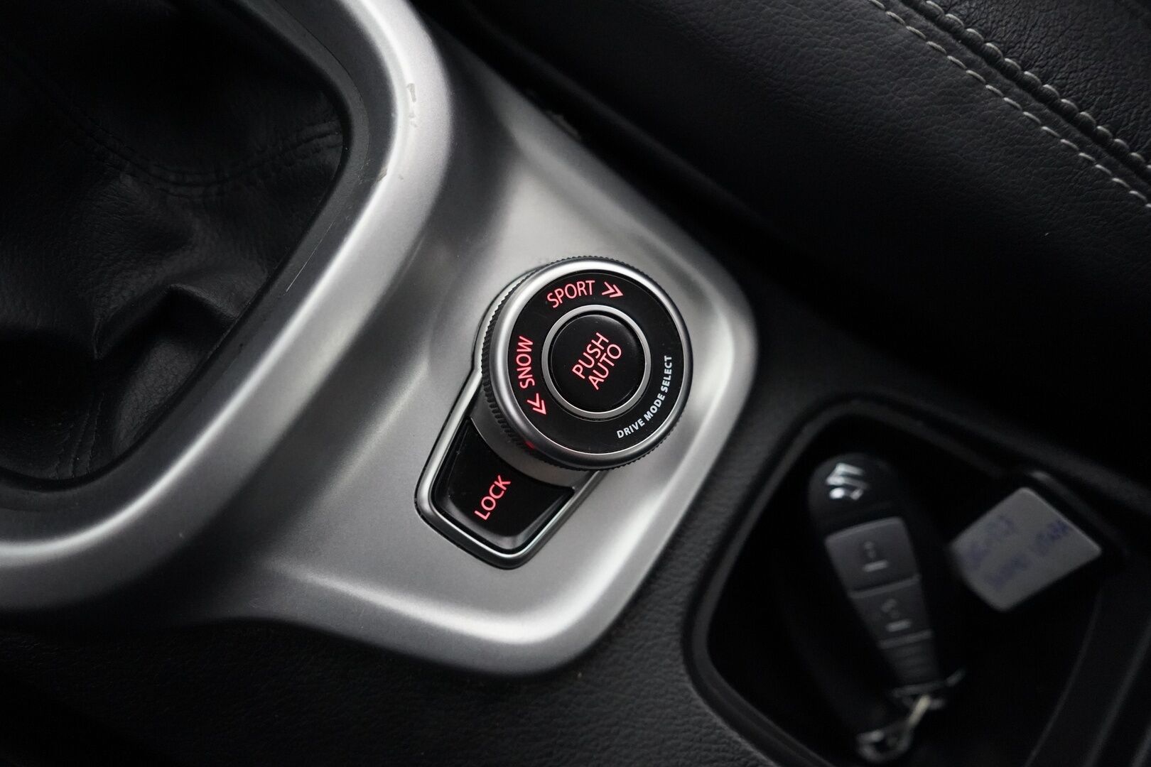 Suzuki Vitara 2015 1,6 VVT 4WD GLX 5MT *ACC / Koukku / Kamera / KeylessGo / Tutkat* - Kahdet renkaat OEM alumiinivantein / Särmät huollot / 92tkm kohdalla viimeisin huolto