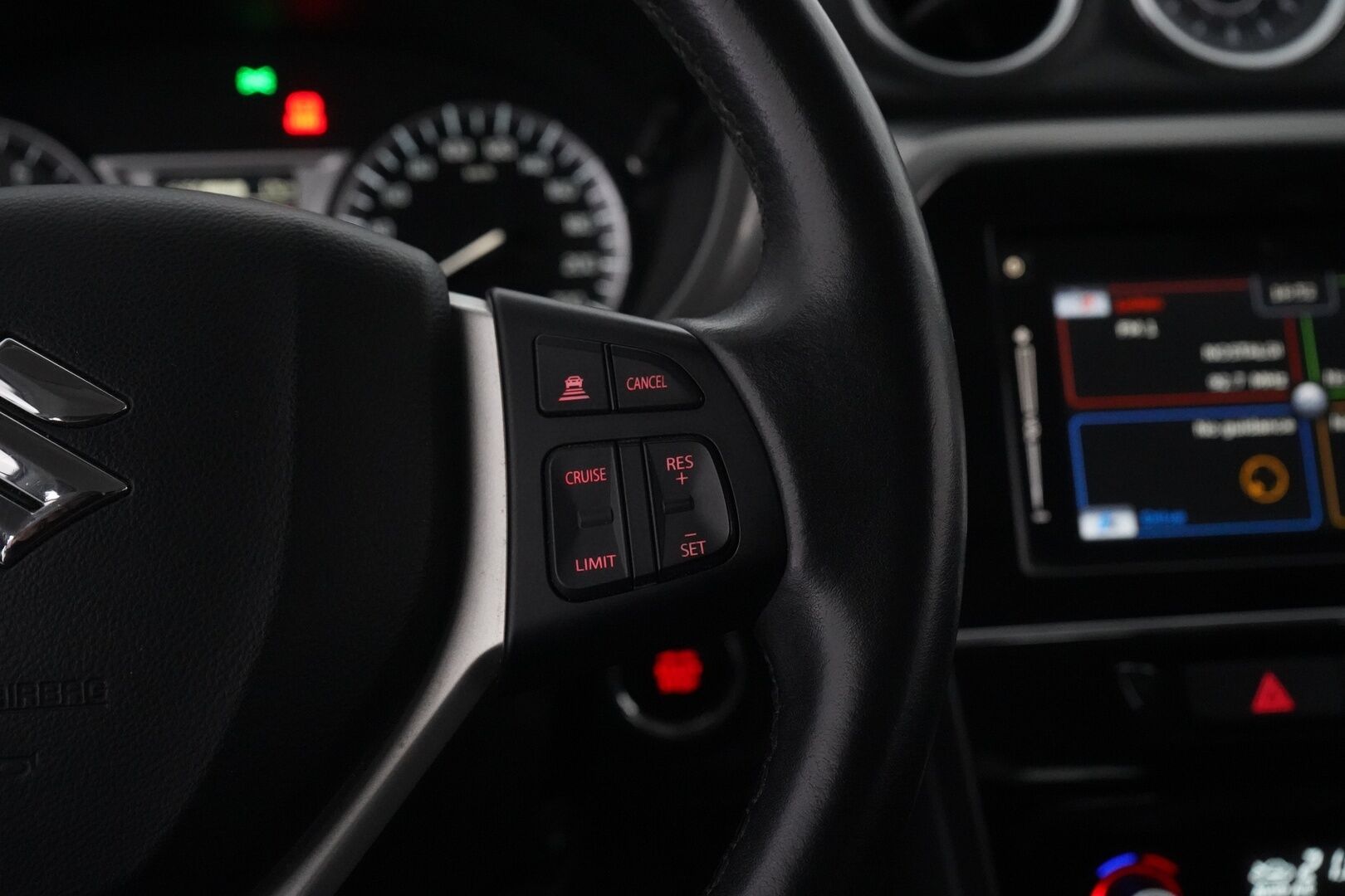 Suzuki Vitara 2015 1,6 VVT 4WD GLX 5MT *ACC / Koukku / Kamera / KeylessGo / Tutkat* - Kahdet renkaat OEM alumiinivantein / Särmät huollot / 92tkm kohdalla viimeisin huolto